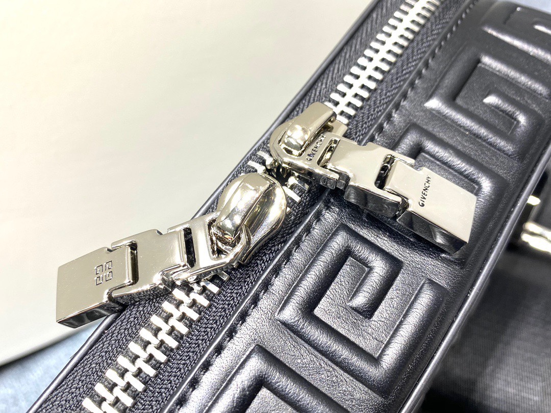 Givenchy Antigona Grained Camera Bag Black For Women‎ 7.3in/18.5cm