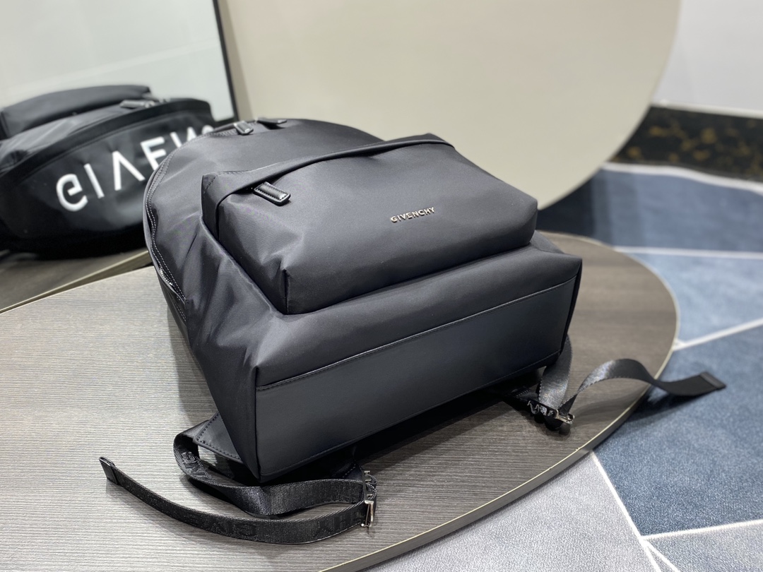 Givenchy Essentiel U Backpack Black For Women‎ 16.9in/43cm BK508HK1F5-001