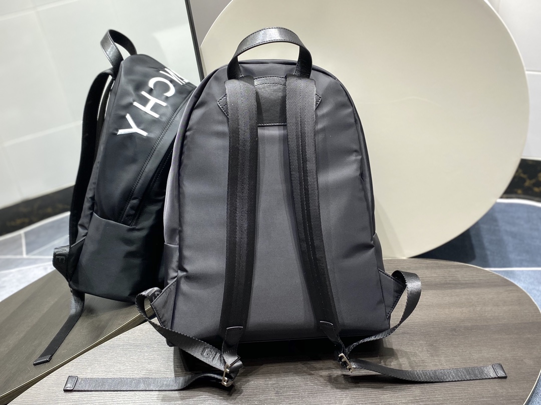 Givenchy Essentiel U Backpack Black For Women‎ 16.9in/43cm BK508HK1F5-001
