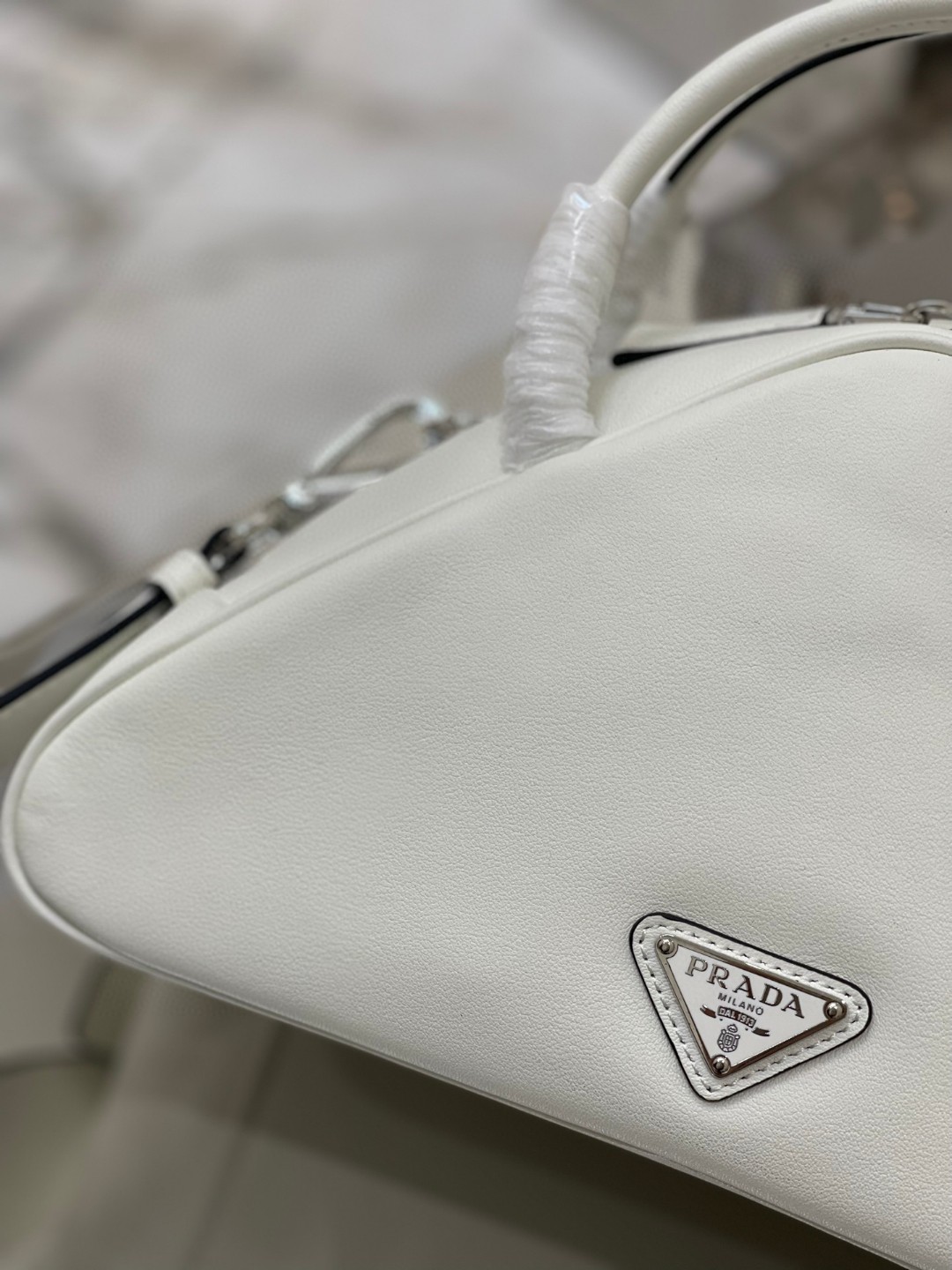 Pra*a Triangle Bag White/Black For Women 9.8 in / 25 cm 1BB082_2BYA_F0009_V_NEO