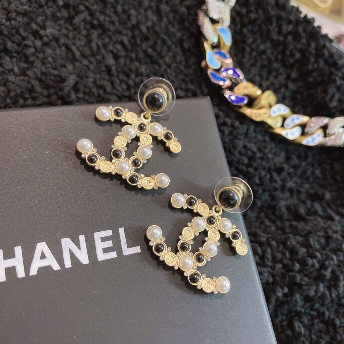 Ch**el Combinating White And Black Pearl Earrings Gold Tone For Women