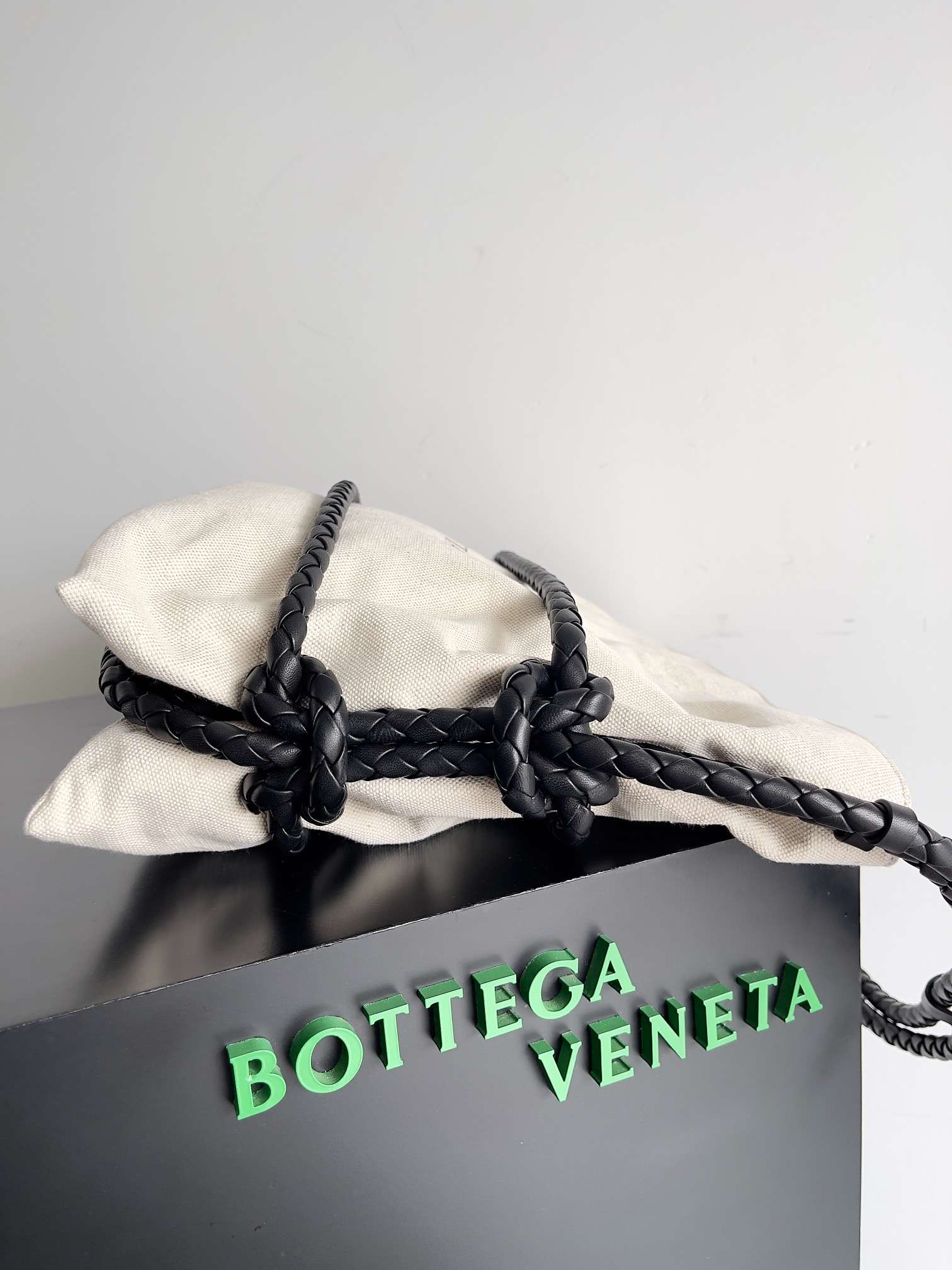 B0tt*ga Ven*ta Quadronno Shoulder Bag Cream For Women 18in/46cm