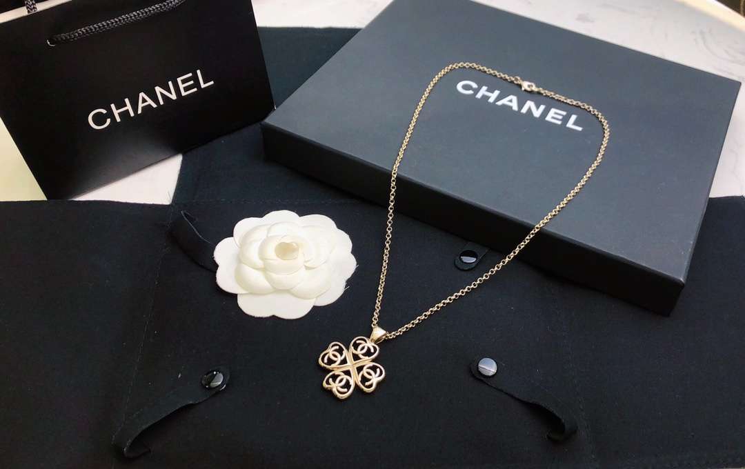 Ch**el Hollow C Double Heart-Shaped Short Necklace Gold For Women