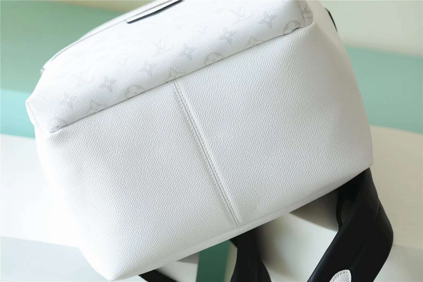 L0vis Vvtt0n Discovery Backpack White For Men 11.8in/30cm M30953