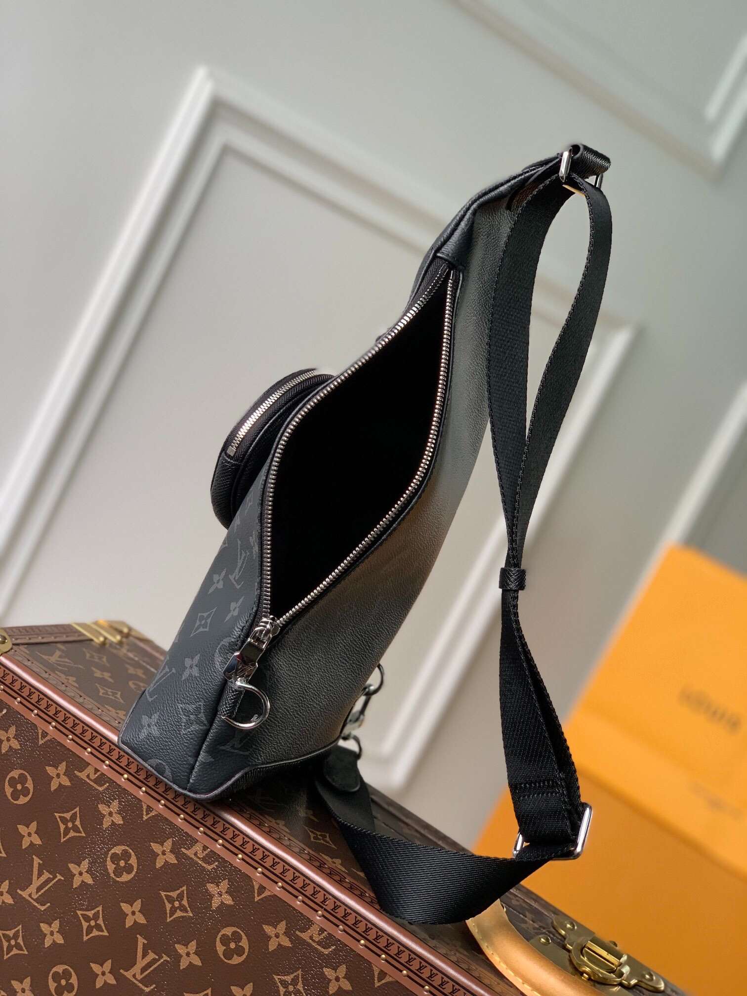 L0vis Vvtt0n Duo Slingbag Black For Men 42cm / 16.5in M30936