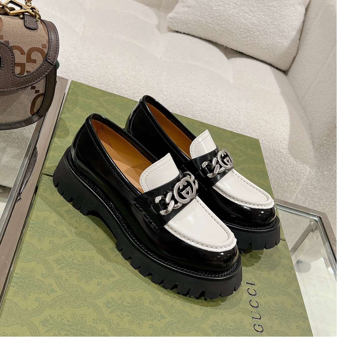 Gvc*1 Chain Double G Logo Fastener Loafers White For Women