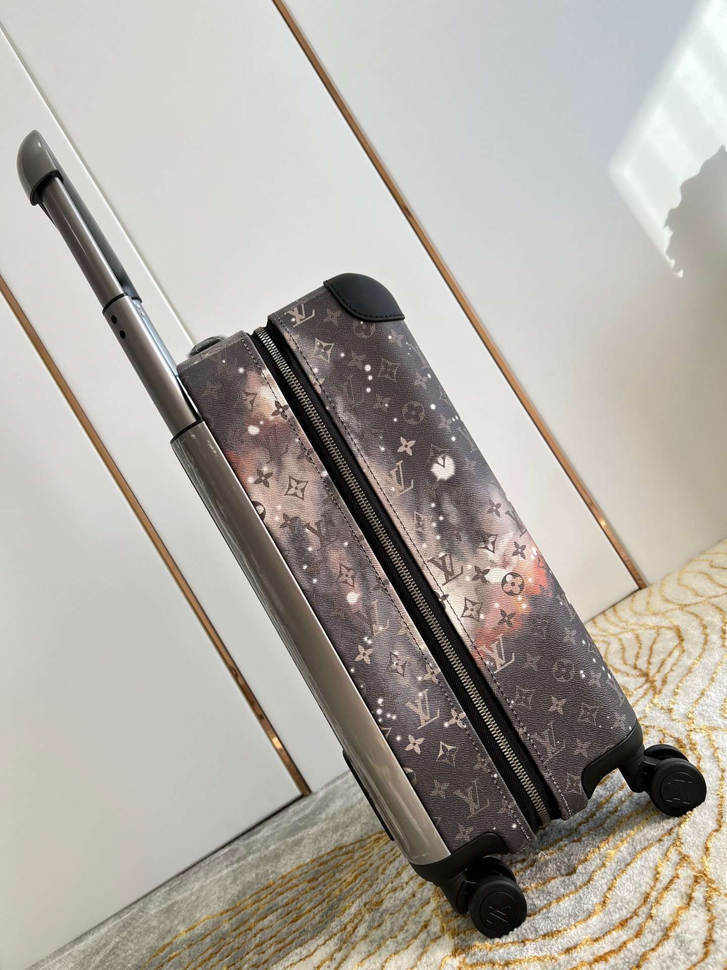 L0vis Vvtt0n Monogram Horizon 55 Grey 21.7in/55cm