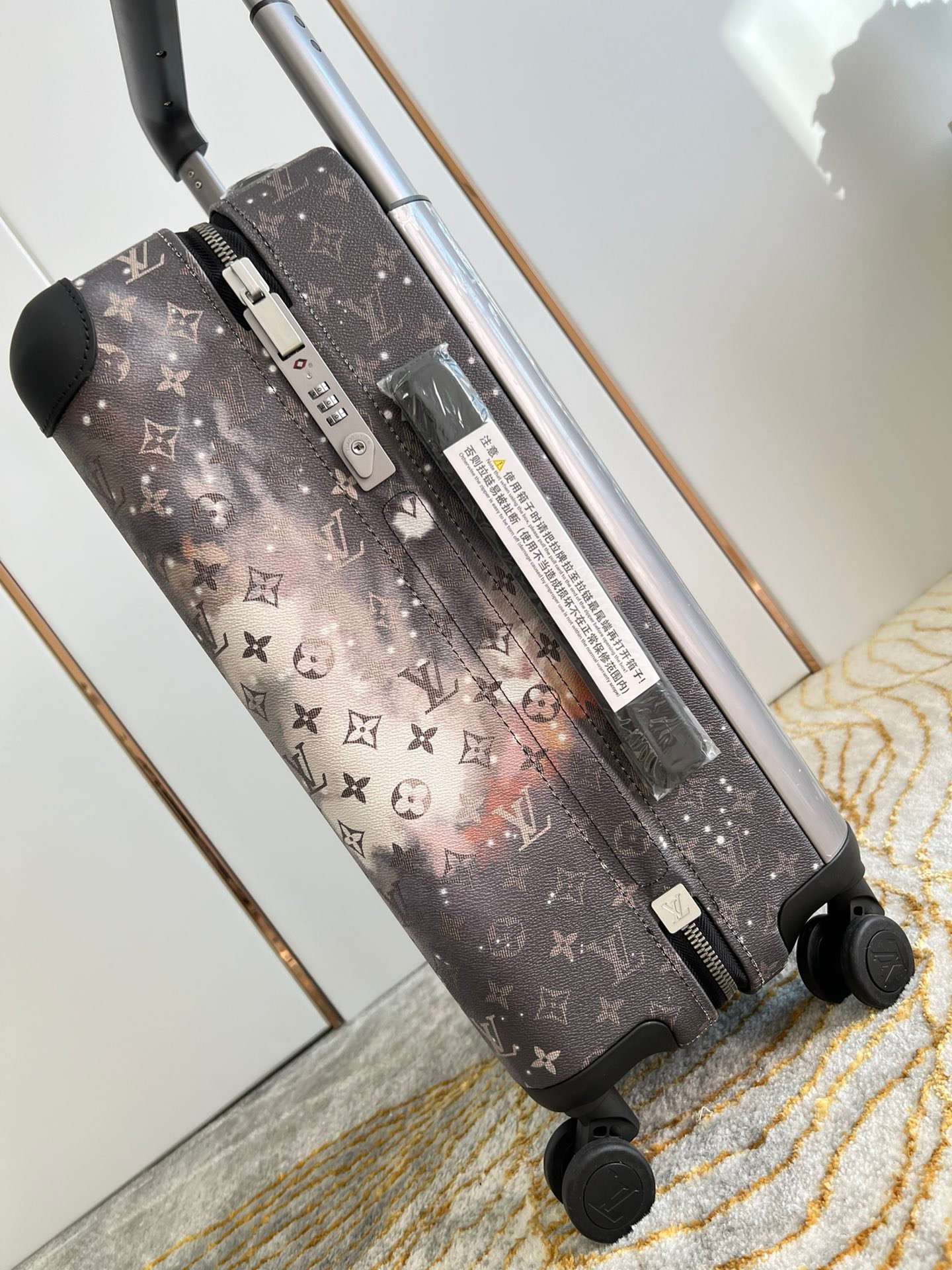 L0vis Vvtt0n Monogram Horizon 55 Grey 21.7in/55cm