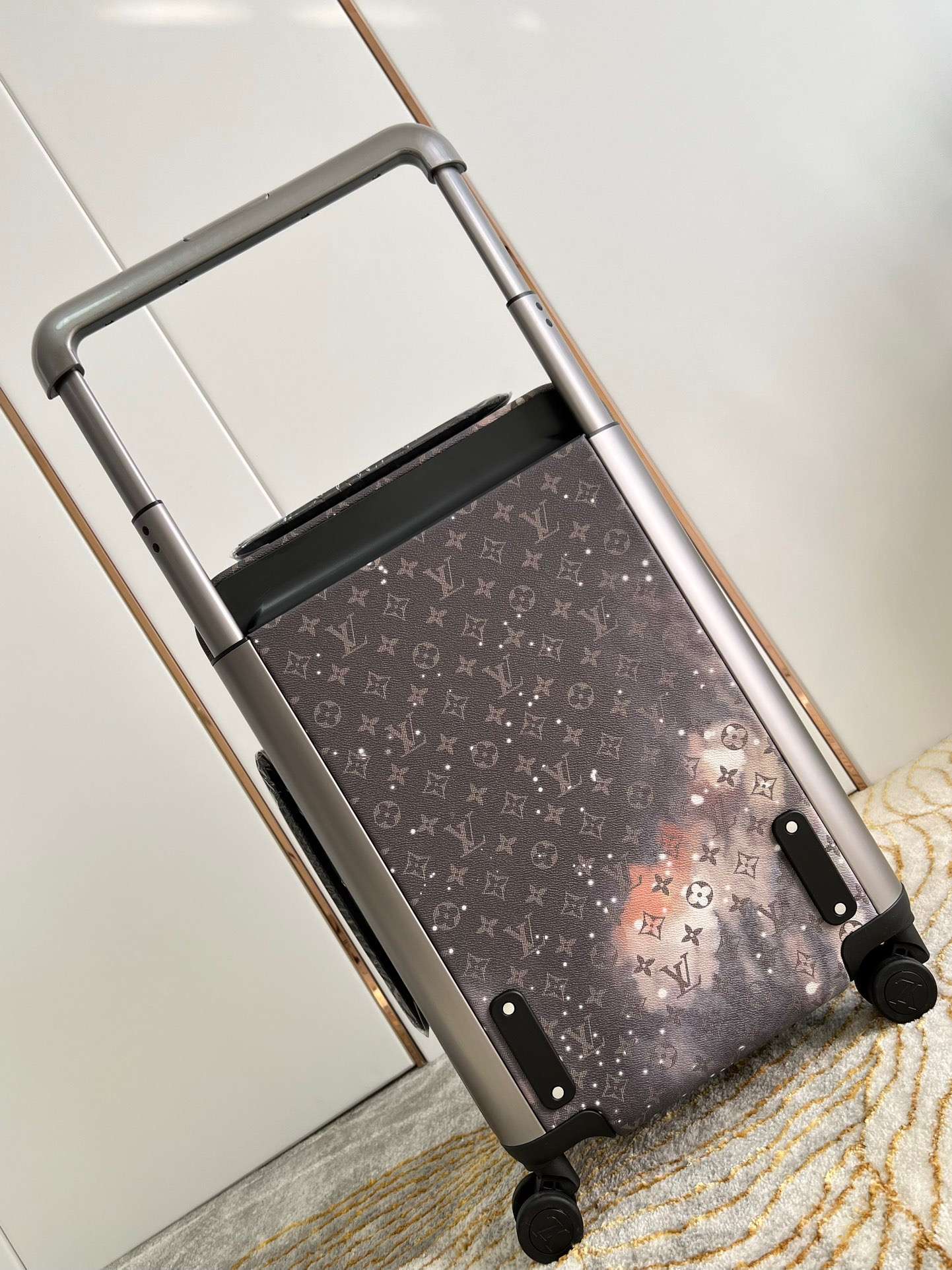 L0vis Vvtt0n Monogram Horizon 55 Grey 21.7in/55cm