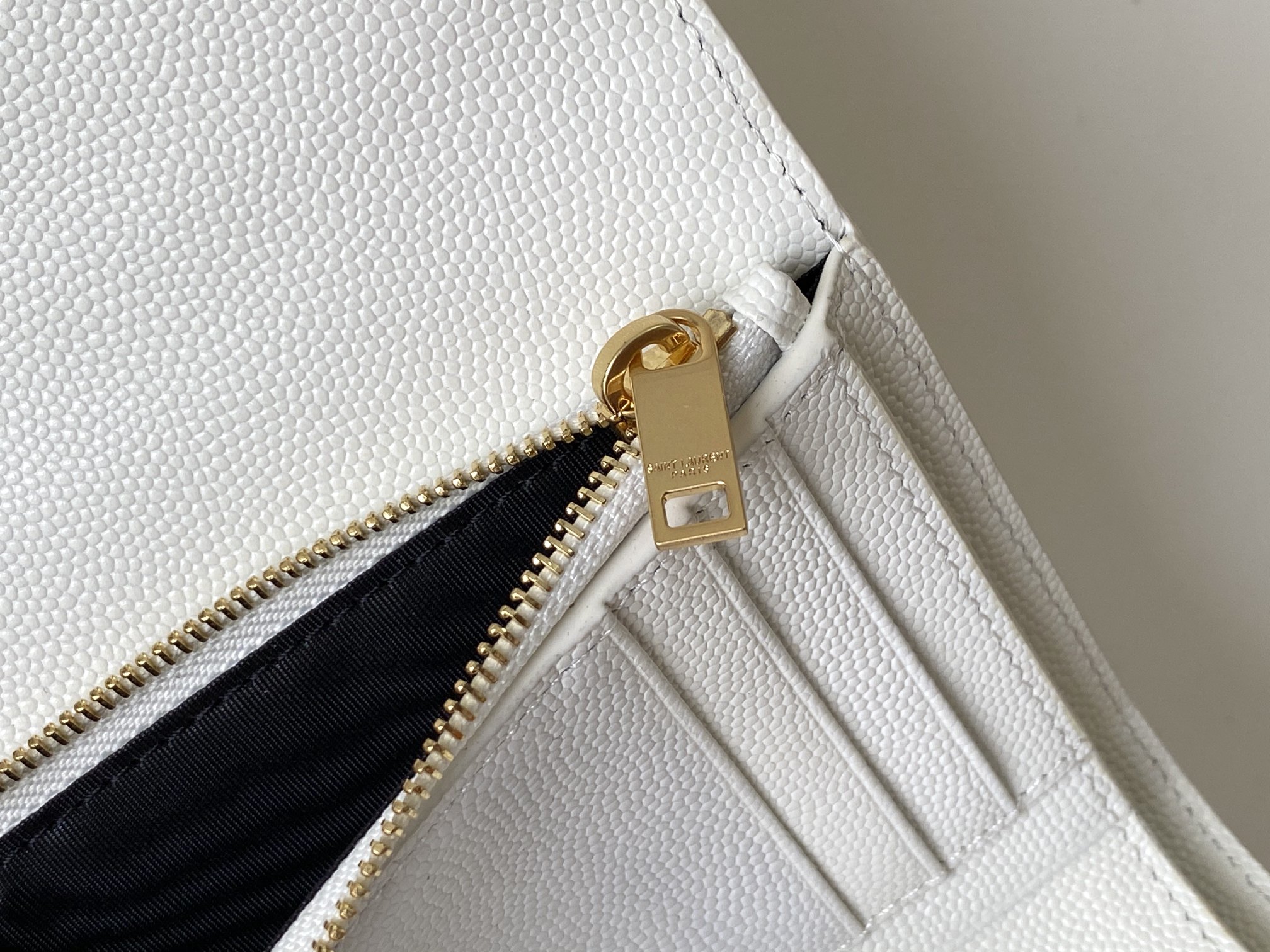Sa1nt Lau*nt Cassandre Matelaseé Compact Tri Fold Wallet Blanc Vintage For Women 4.9in/12.5cm 403943BOW019207 Y51