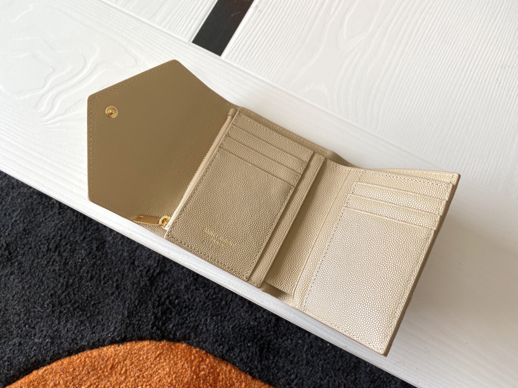 Sa1nt Lau*nt Cassandre Matelaseé Compact Tri Fold Wallet Dark Beige For Women 4.9in/12.5cm 403943BOW012721 Y51