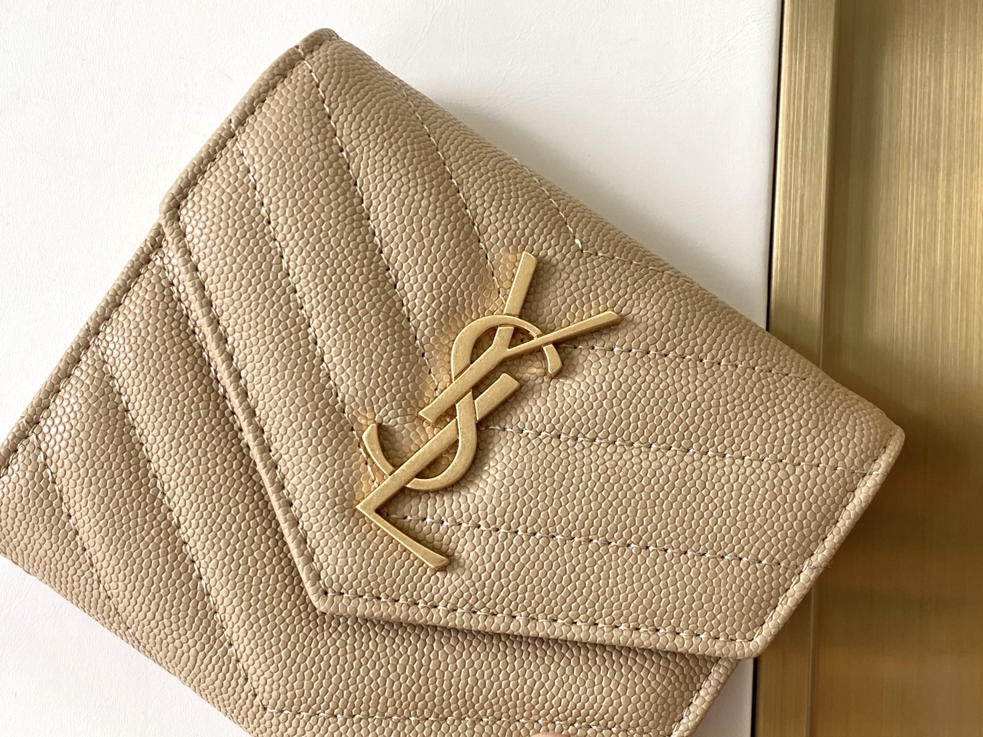 Sa1nt Lau*nt Cassandre Matelaseé Compact Tri Fold Wallet Dark Beige For Women 4.9in/12.5cm 403943BOW012721 Y51