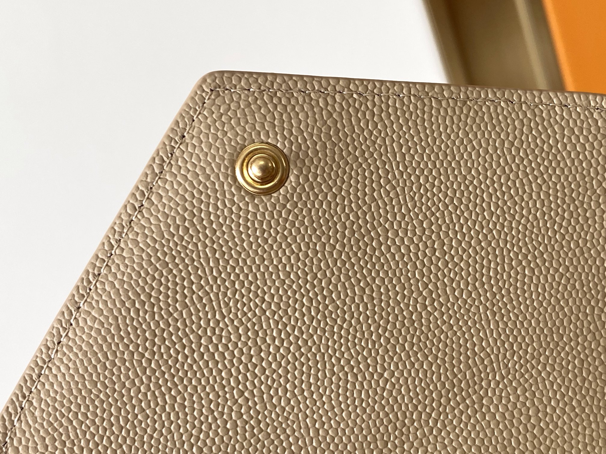 Sa1nt Lau*nt Cassandre Matelaseé Compact Tri Fold Wallet Dark Beige For Women 4.9in/12.5cm 403943BOW012721 Y51