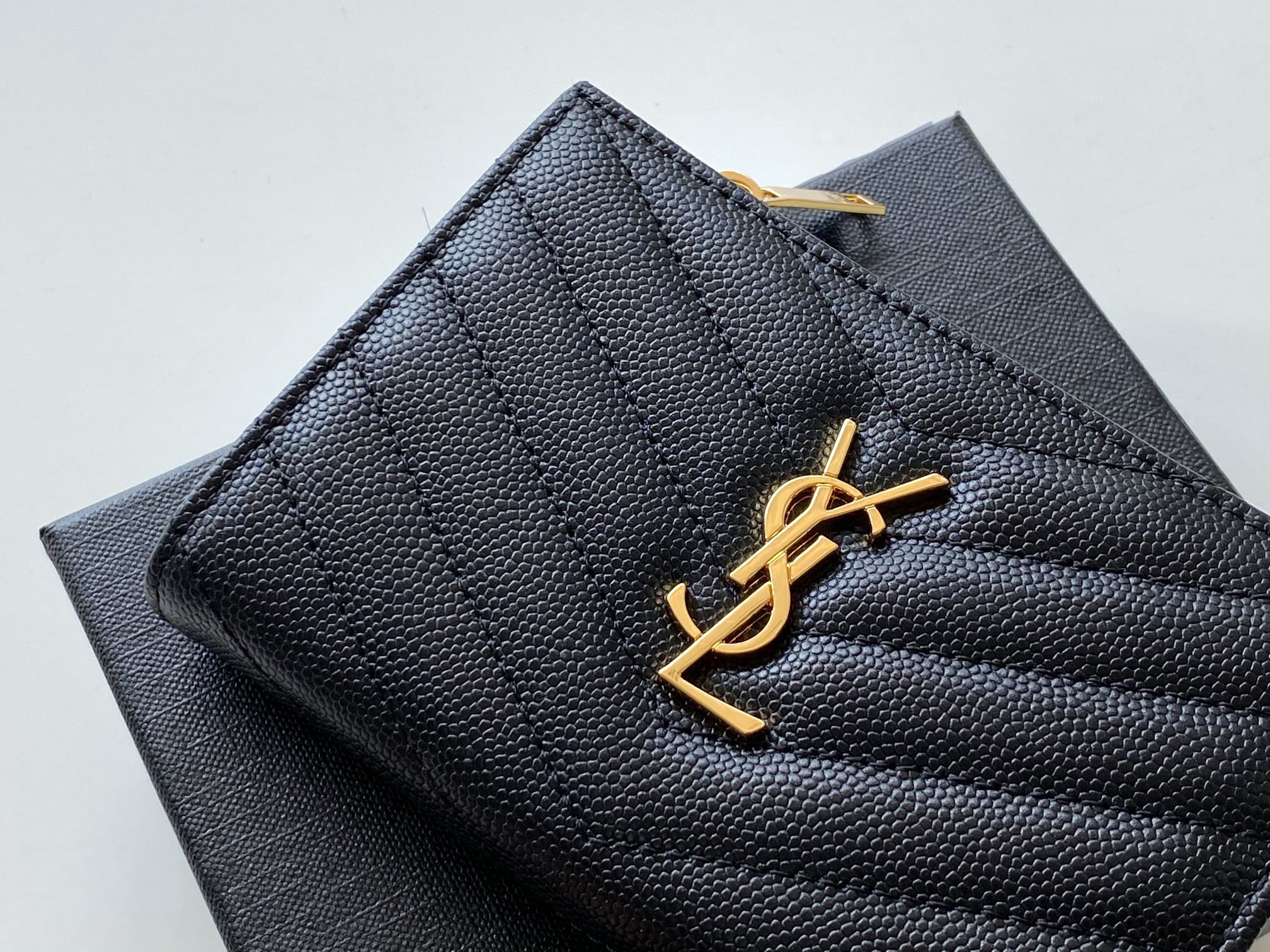 Sa1nt Lau*nt Cassandre Matelaseé Fragments Bi-Fold Wallet Black For Women 5.1in/13cm 668287BOW011000 Y51