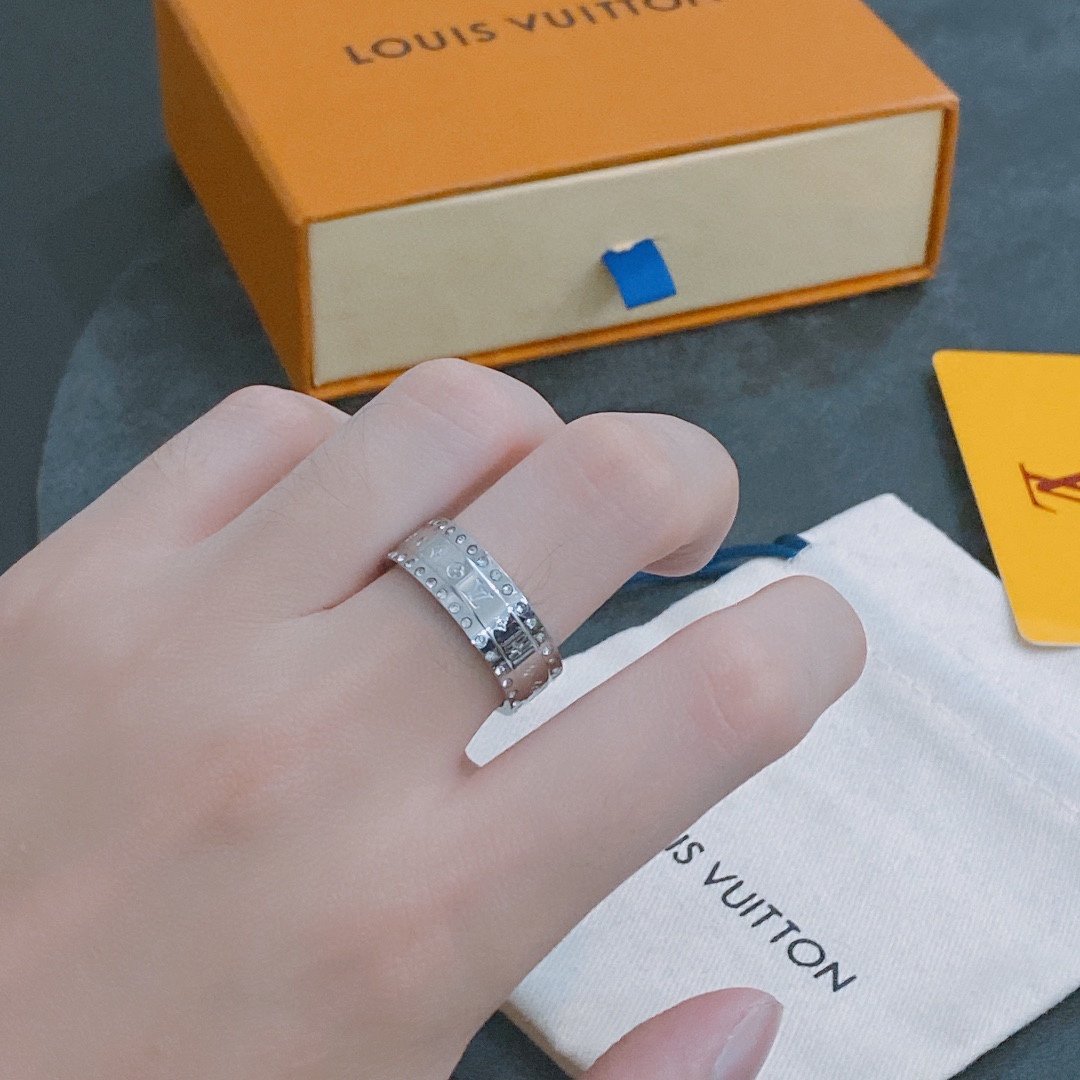 L0vis Vvtt0n Ring