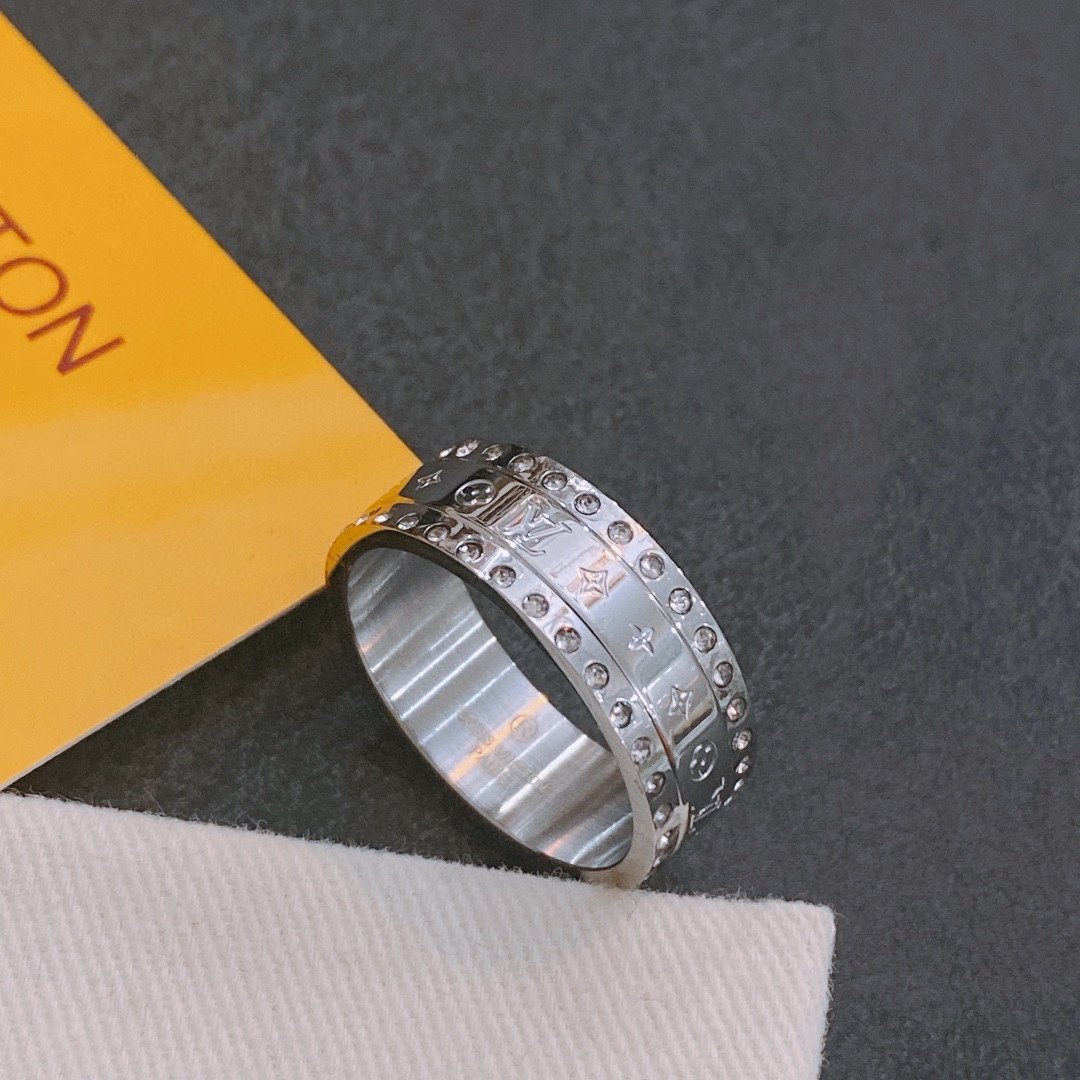 L0vis Vvtt0n Ring
