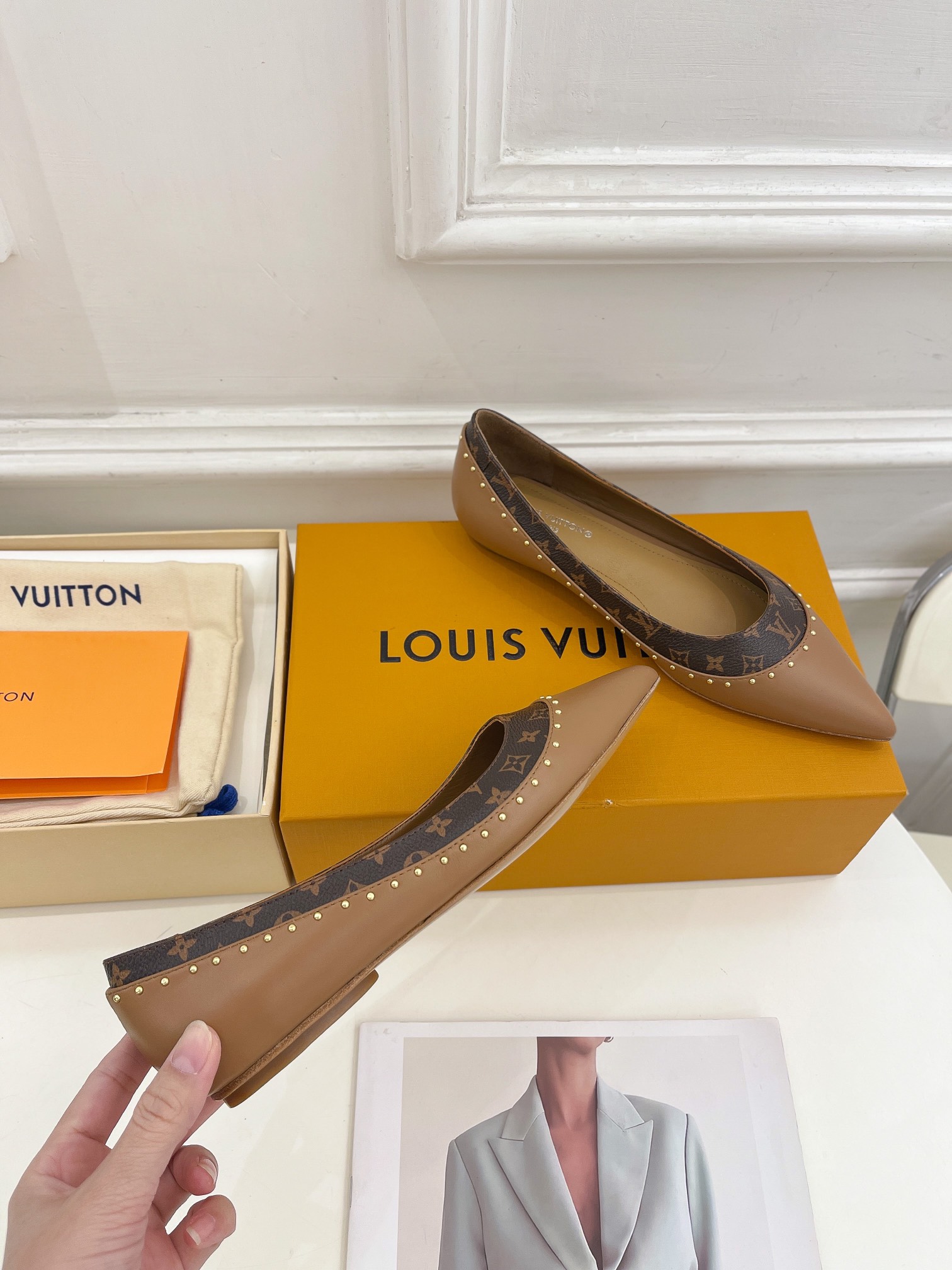 L0vis Vvtt0n Signature Flat Ballerina Brown For Women