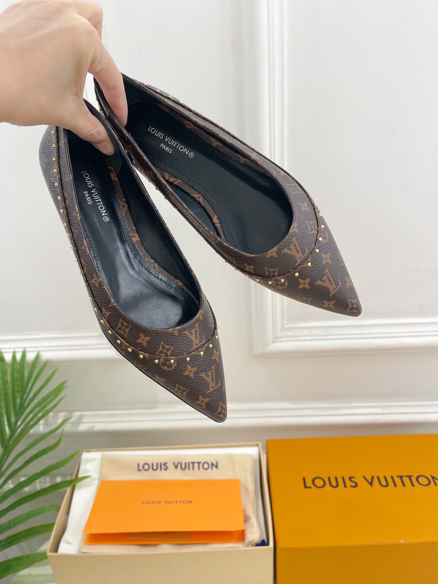 L0vis Vvtt0n Signature Flat Ballerina Brown For Women
