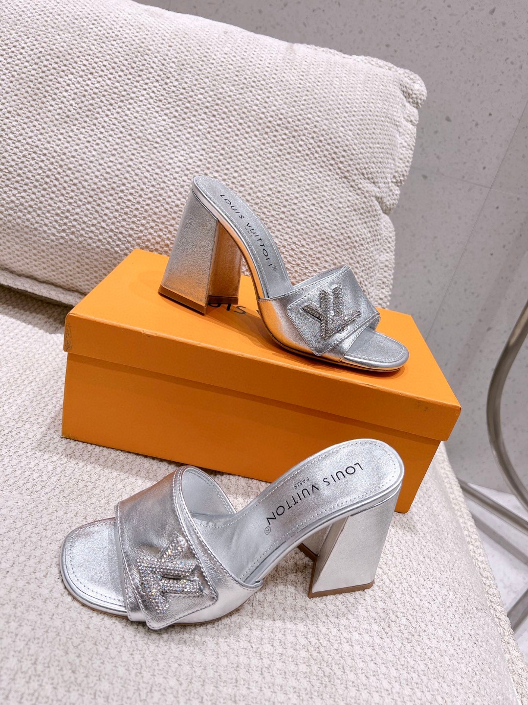 L0vis Vvtt0n Shake Mule Silver For Women 1AB1K9