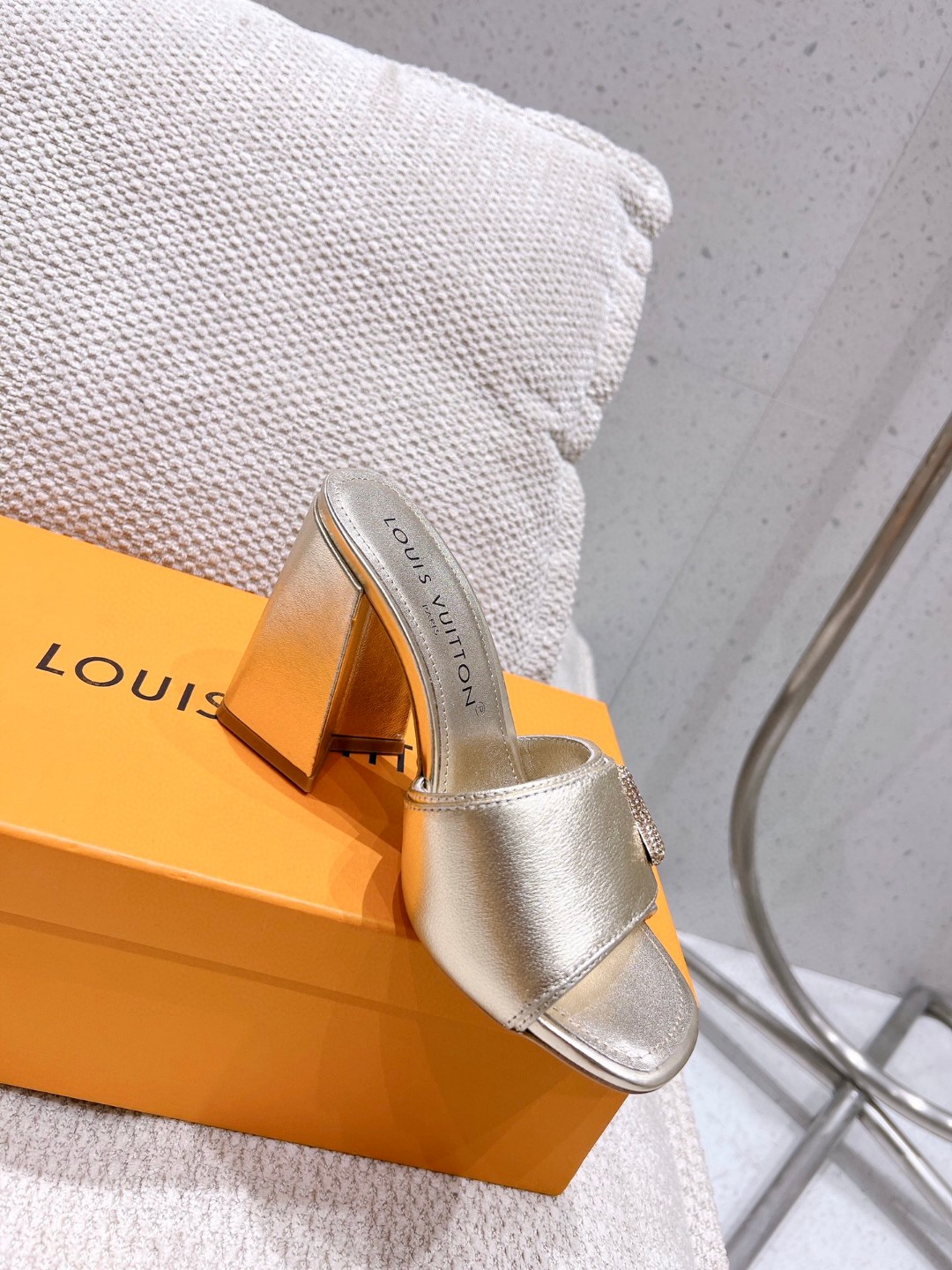 L0vis Vvtt0n Shake Mule Gold For Women