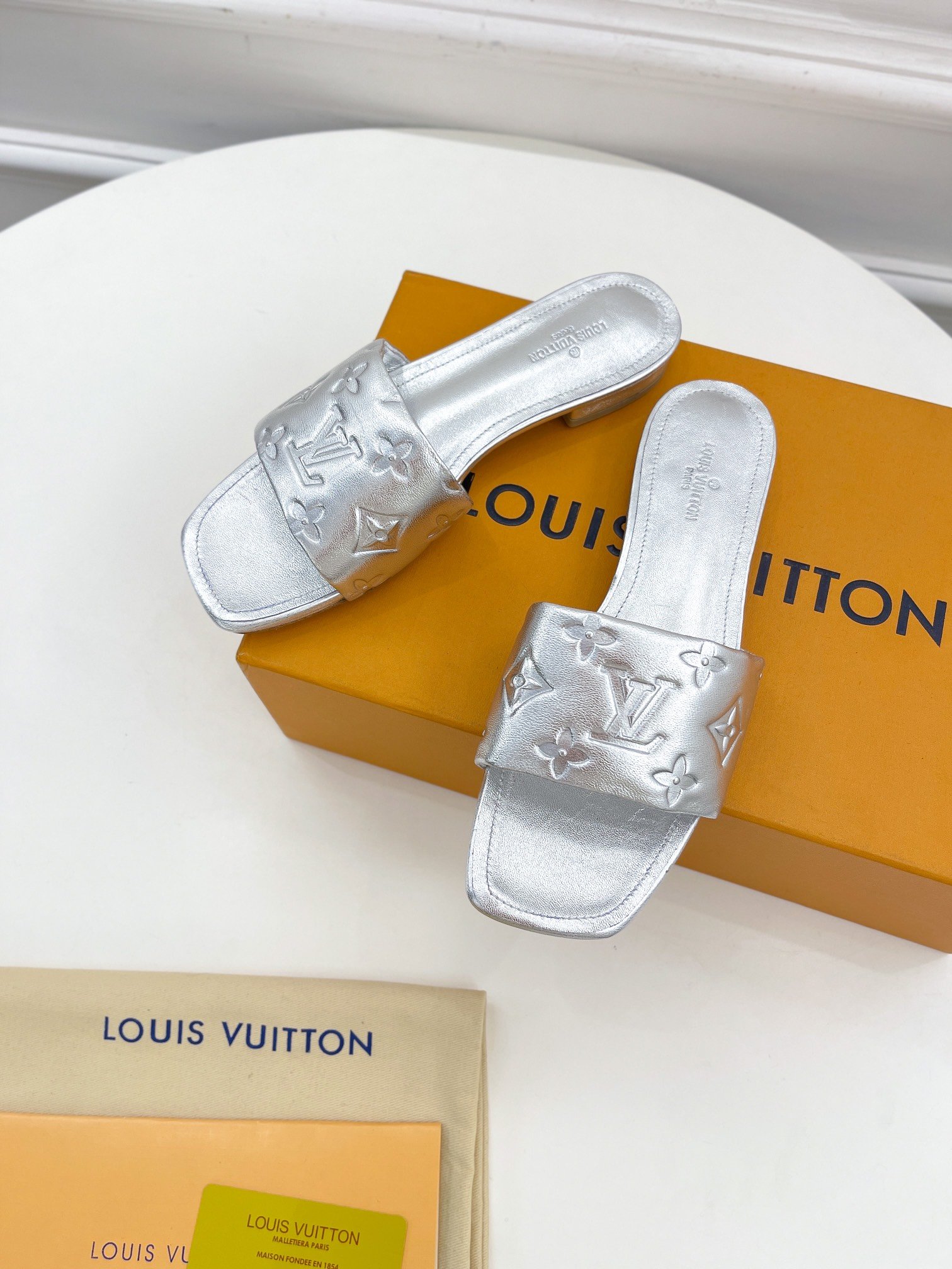 L0vis Vvtt0n Women’s Revival Flat Mule Sliver For Women LV 1A9QJG