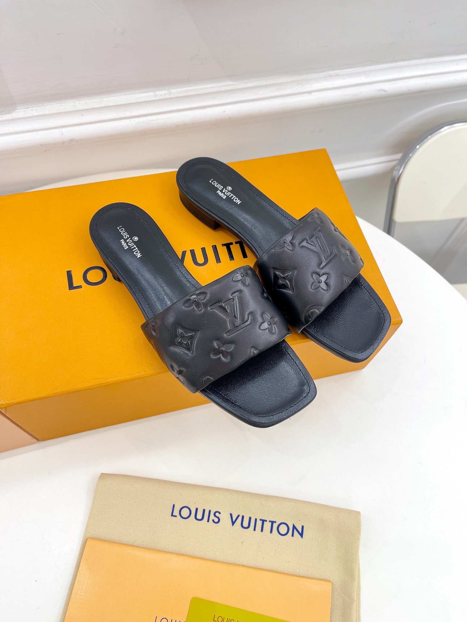 L0vis Vvtt0n Women’s Revival Flat Mule Black For Women LV 1A9P3T