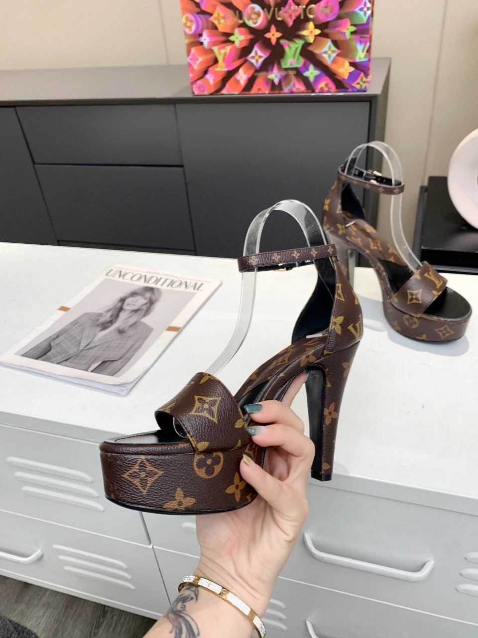 L0vis Vvtt0n Women’s Afterglow Platform Sandal Brown For Women LV