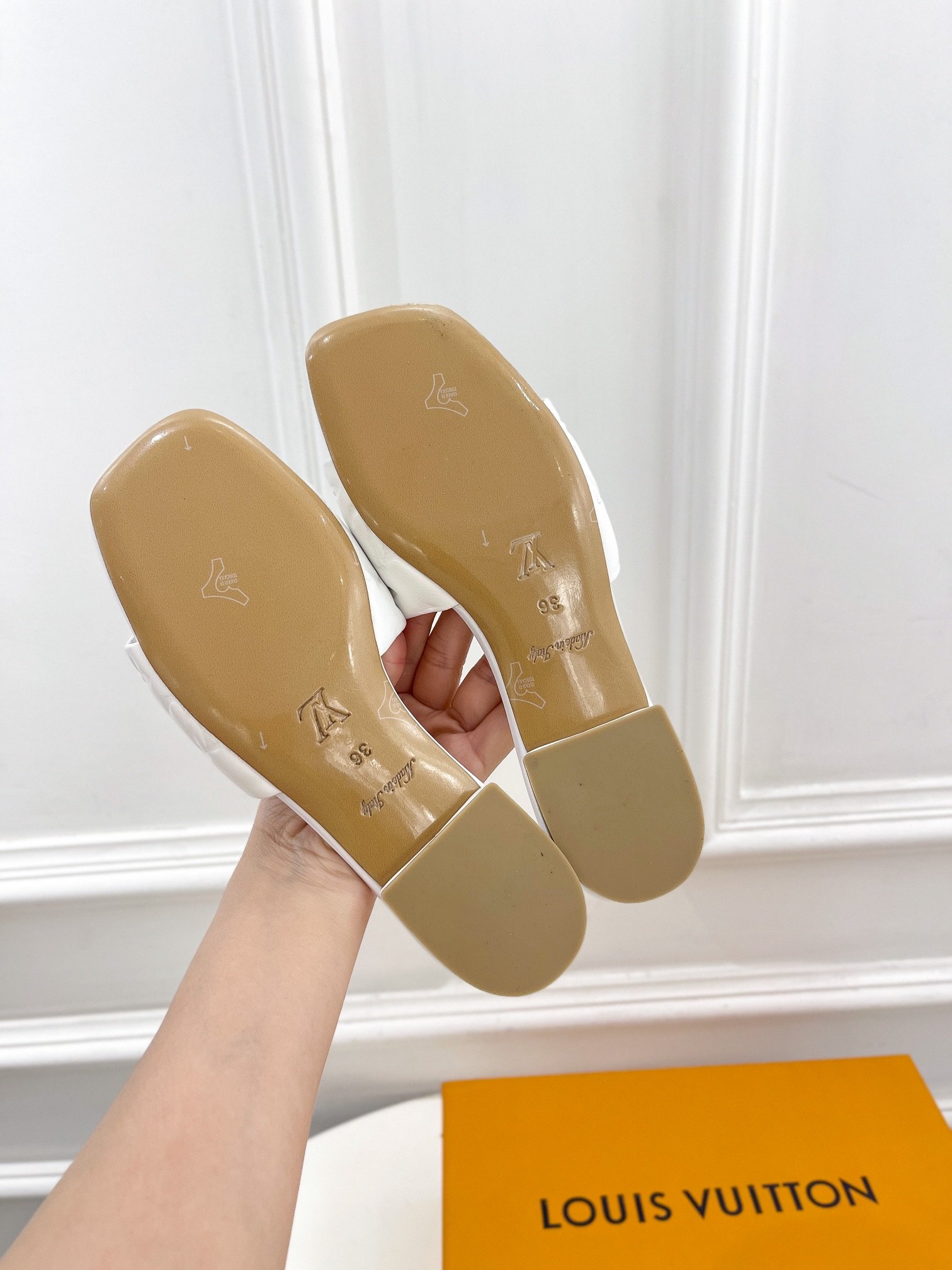 L0vis Vvtt0n Women’s Revival Flat Mule White For Women LV 1A9P4P