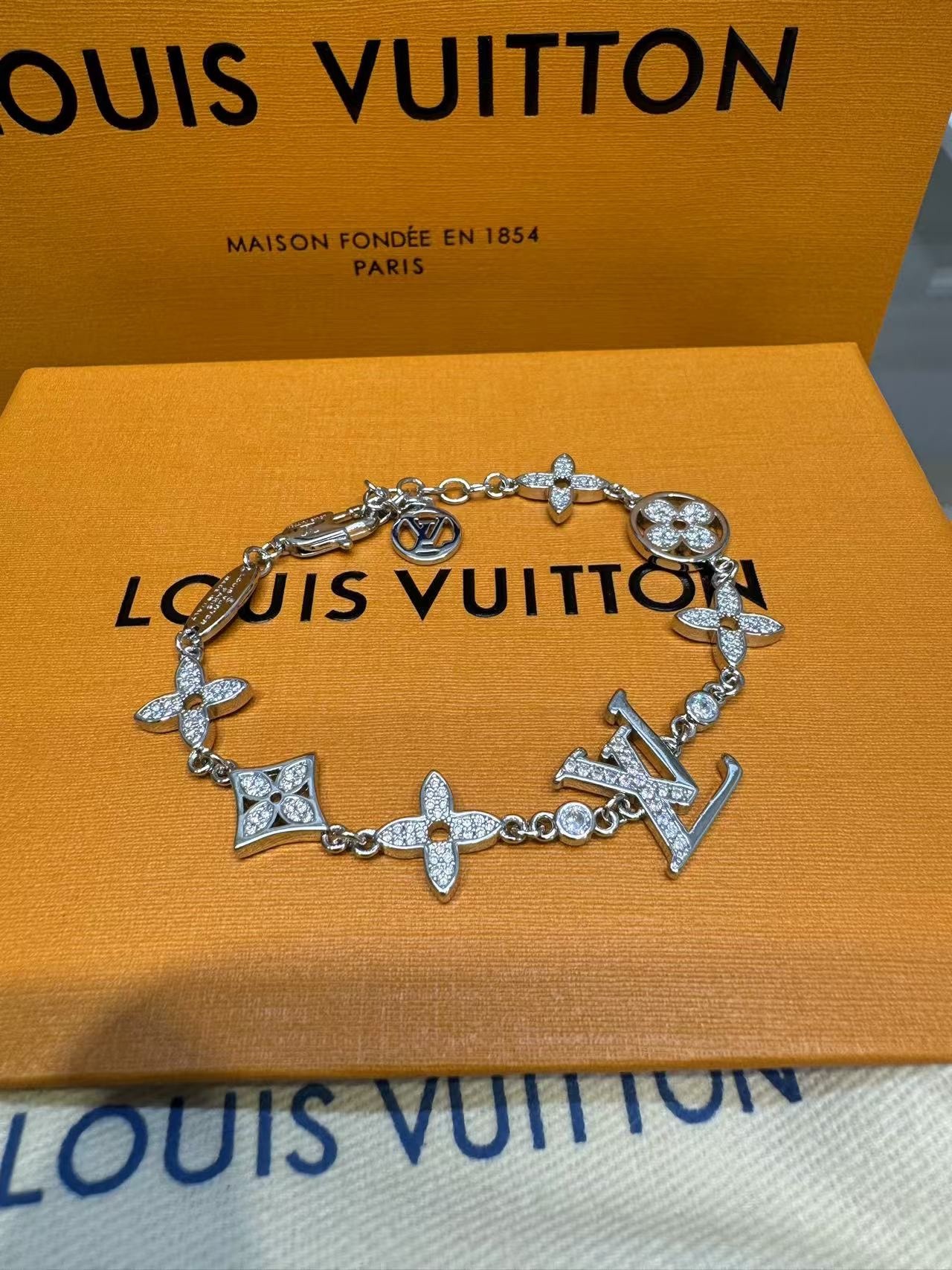 L0vis Vvtt0n Bracelet