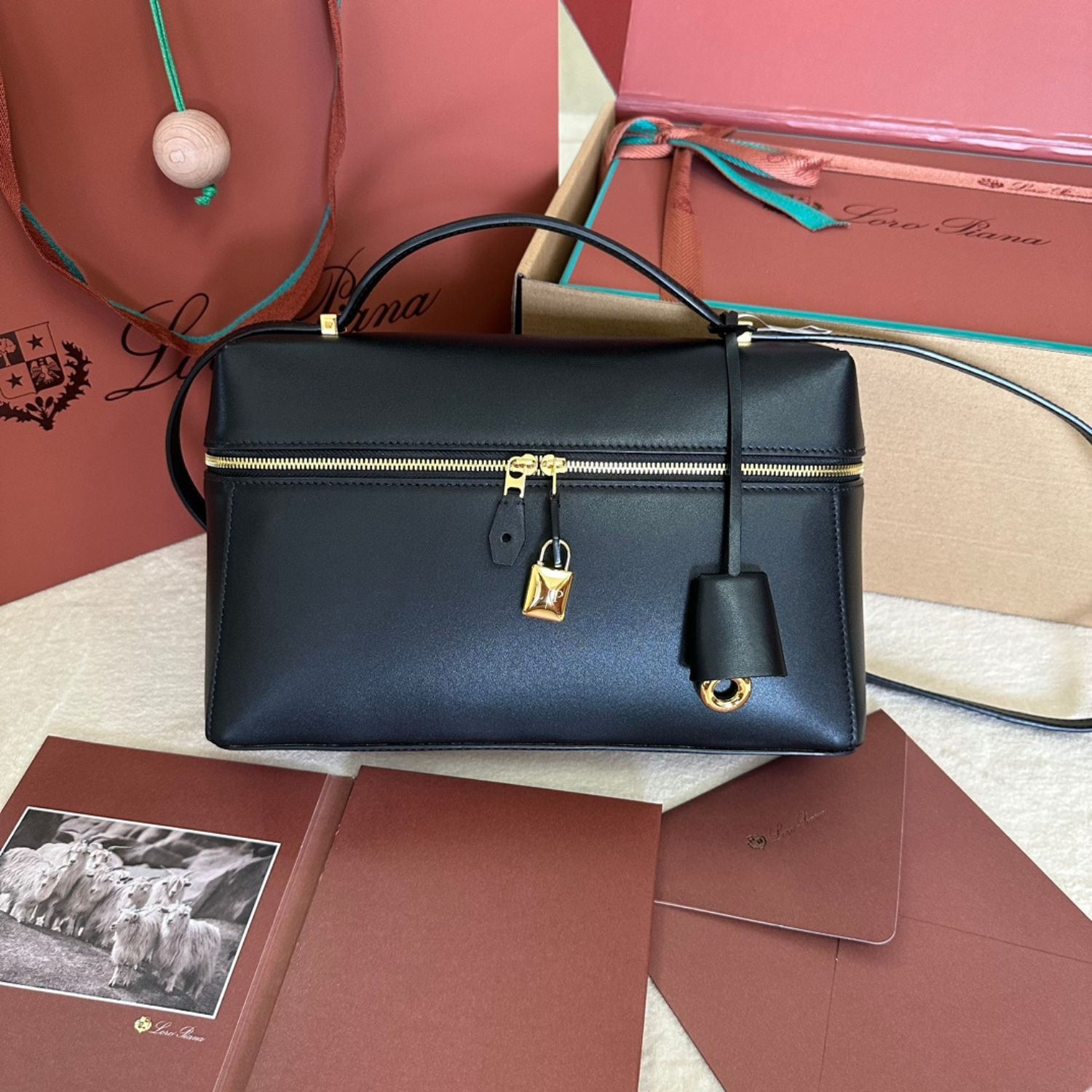 [True-to-ORIGINAL] L0r0 P1ana Extra Bag L27 Black For Women 10.6 in/ 27 cm FAN3462 8000