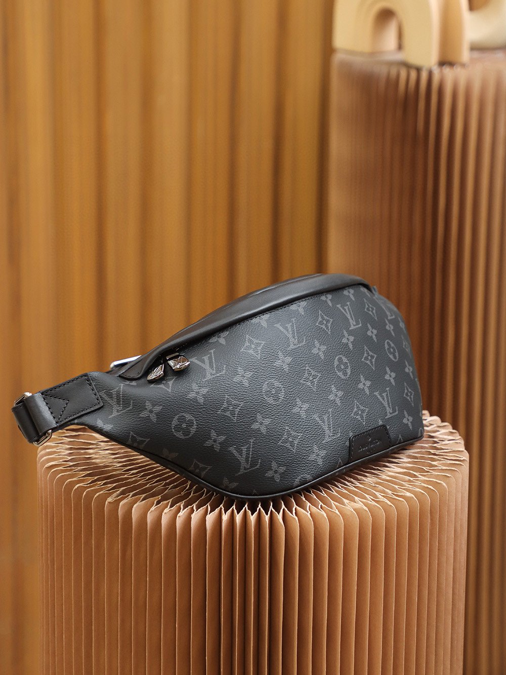L0vis Vvtt0n Discovery Bumbag PM Monogram Eclipse Canvas For Men, Men’s Bags, Belt Bags 17.3in/44cm LV M46035