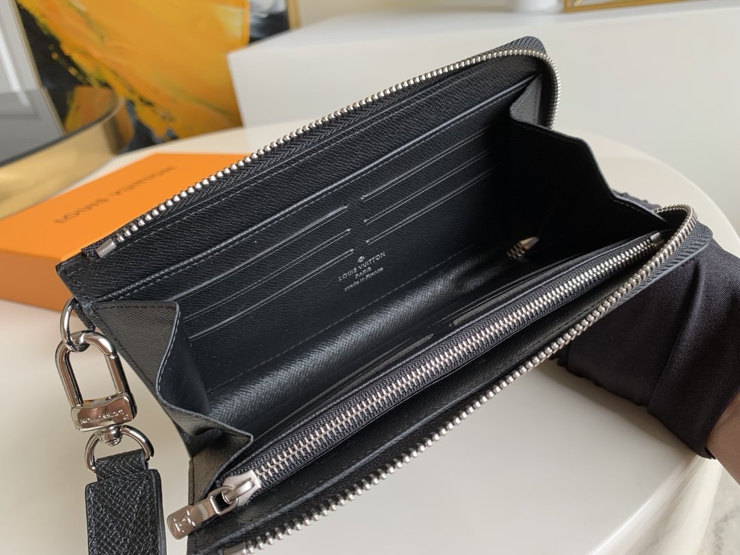 L0vis Vvtt0n Zippy Dragonne Wallet Taiga Black For Men, Men’s Wallet 19cm LV M69409