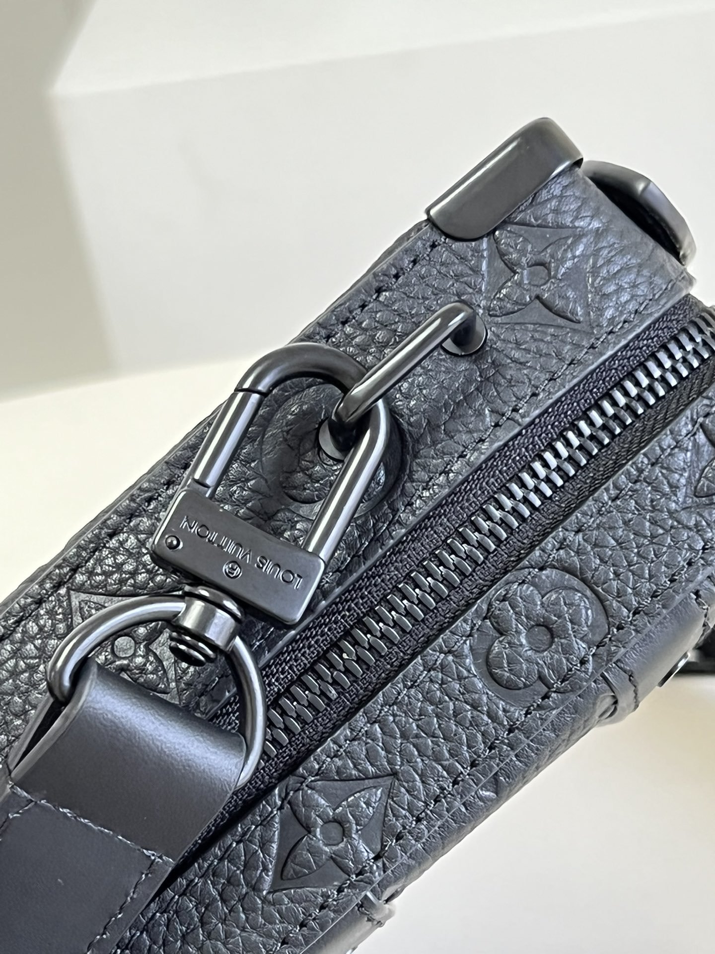 L0vis Vvtt0n Handle Soft Trunk Black Taurillon Monogram For Men, Men’s Bags 8.5in/22cm LV M59163