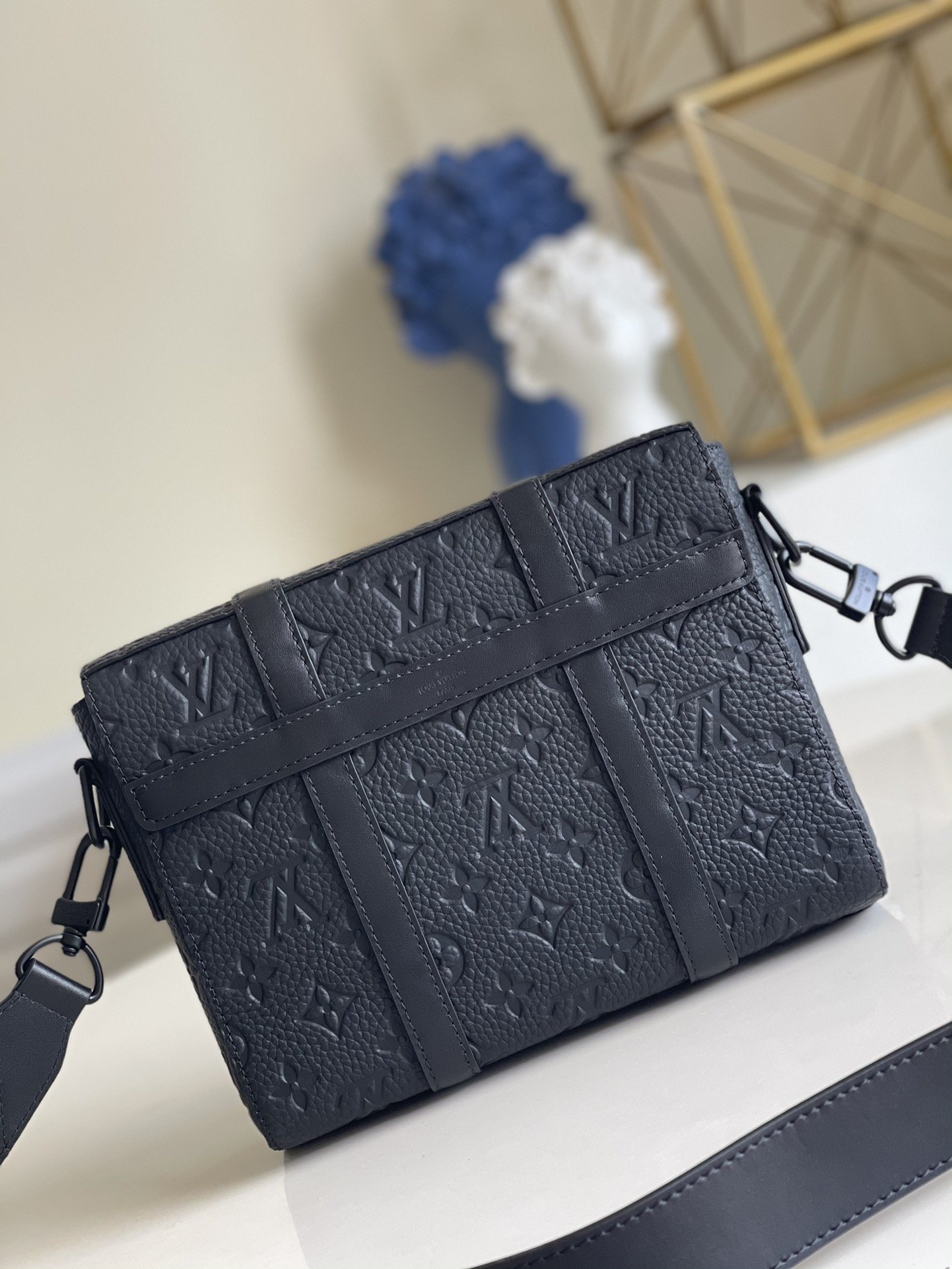 L0vis Vvtt0n Trunk Messenger Taurillon Monogram Black For Men, Men’s Bags, Shoulder And Crossbody Bags 9.4in/21cm LV M57726