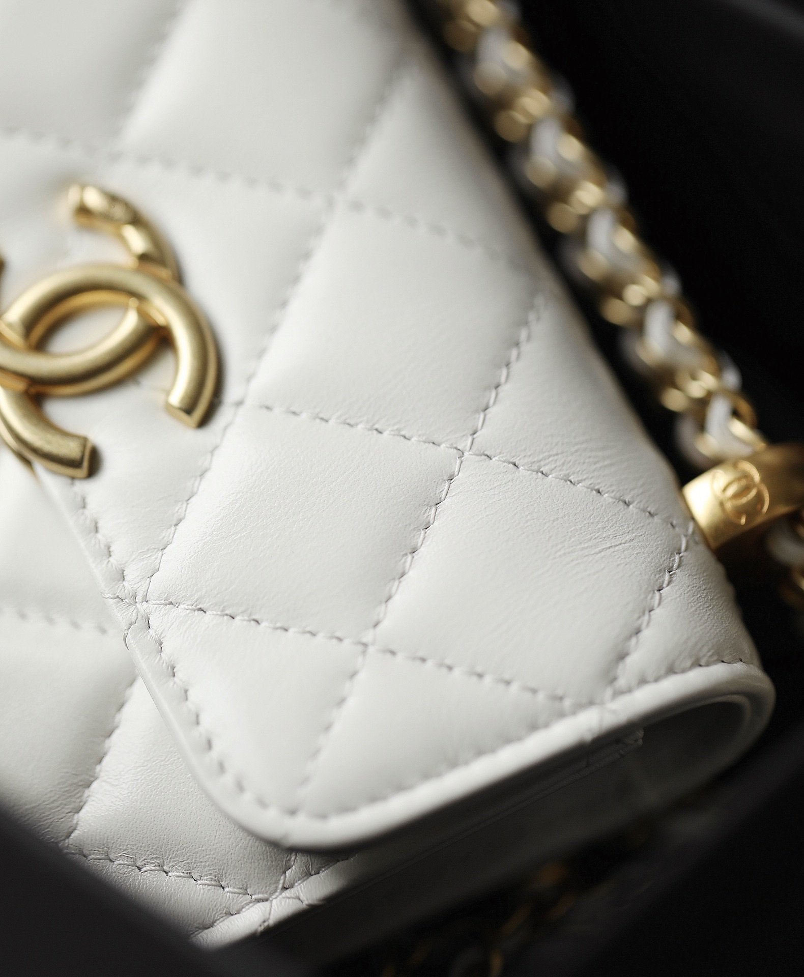 Ch**el CO-CO Clutch With Chain 9.5cm/3.7in Gold Toned Hardware For Women White