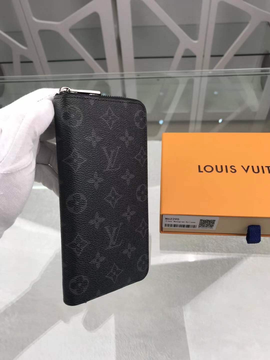 L0vis Vvtt0n Zippy Wallet Vertical Monogram Eclipse Canvas For Men, Men’s Wallet 7.9in/20cm LV M62295