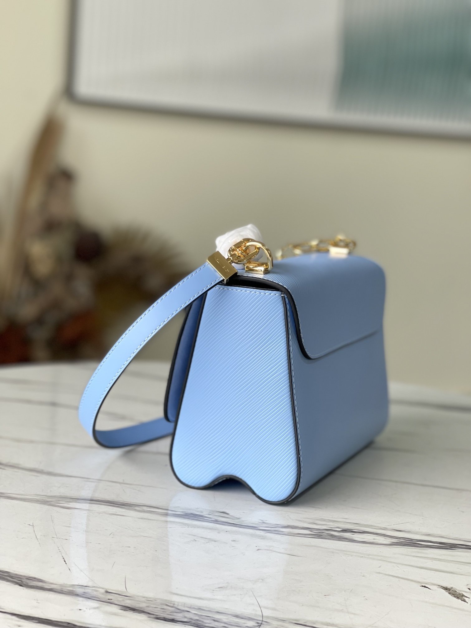 L0vis Vvtt0n Twist MM Monogram Flower Bleu Nuage Blue For Women, Women’s Handbags, Shoulder And Crossbody Bags 9.1in/23cm LV M59627