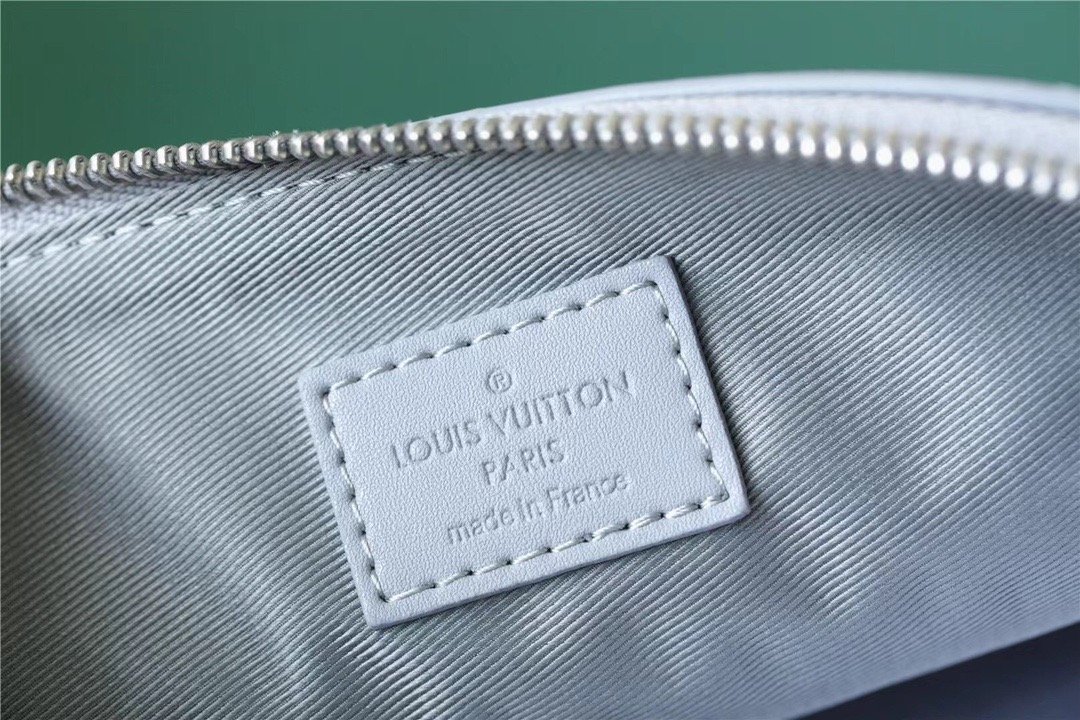 L0vis Vvtt0n Pochette Ipad Grey Aerogram For Men, Men’s Wallet 30cm LV M81029
