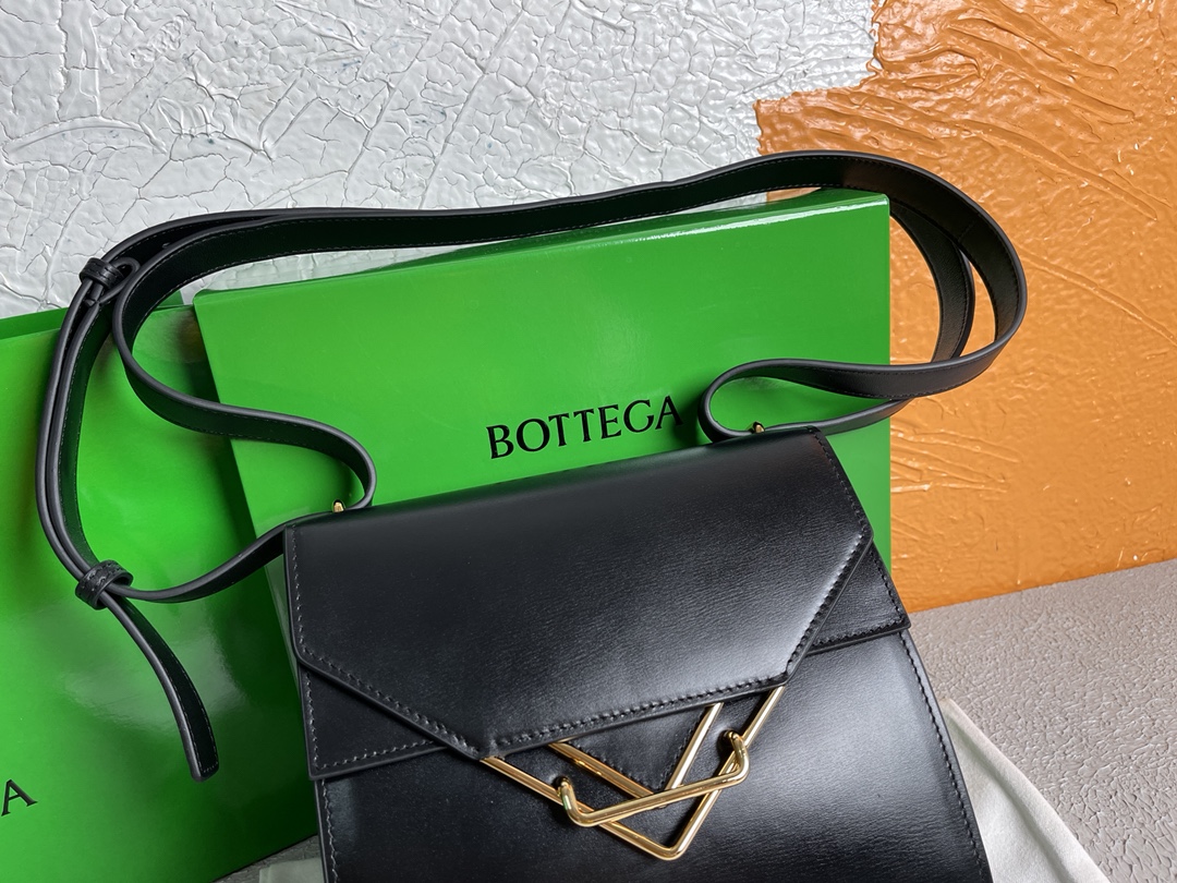 B0tt*ga Ven*ta Clip Bag Black, For Women, Women’s Bags 9in/23cm