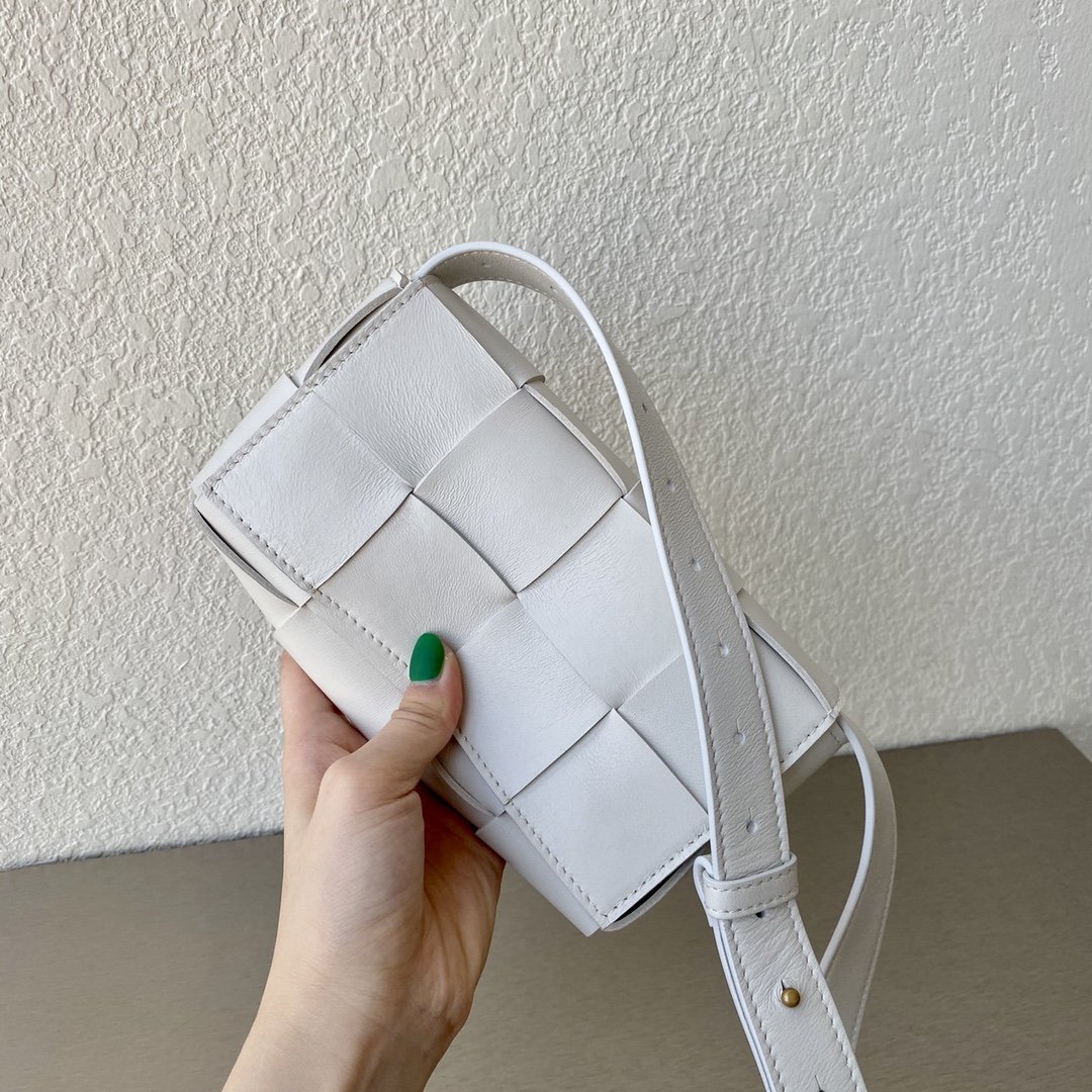 B0tt*ga Ven*ta Belt Cassette White, For Women, Women’s Bags 7in/18cm 668572VMAY19009