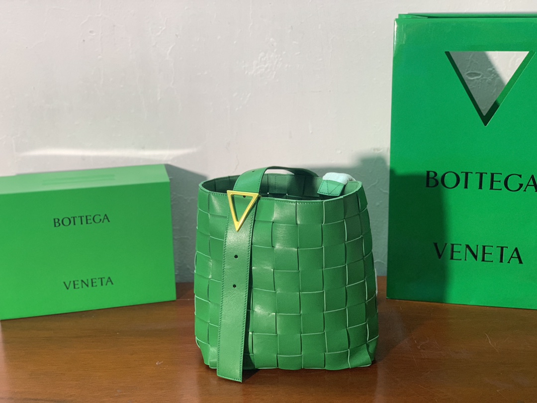 B0tt*ga Ven*ta Shoulder Bag Nappa Green, For Women, Women’s Bags 12.9in/33cm