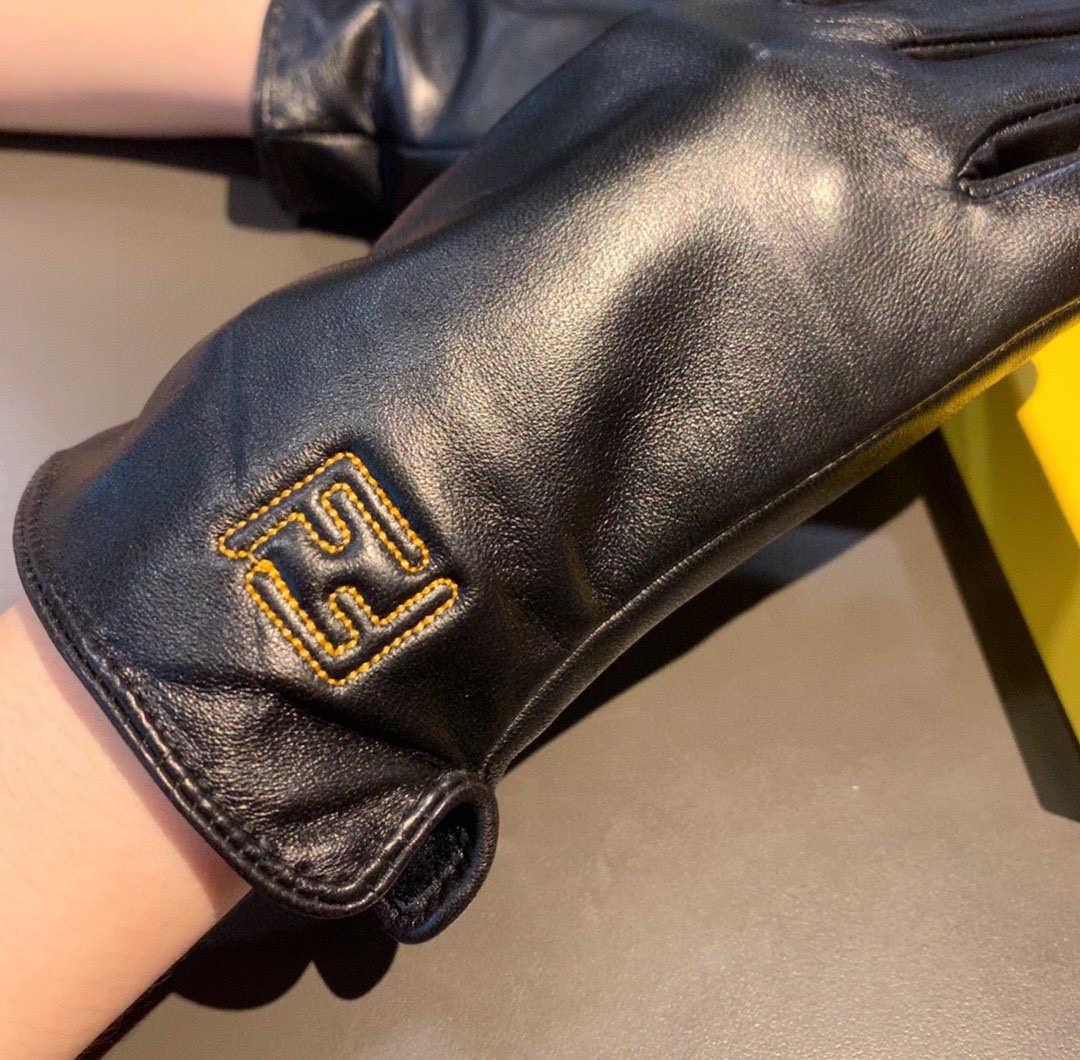 F**di Gloves In Black