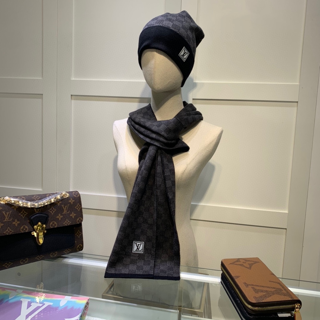 L0vis Vvtt0n Beanie & Scarf Set In Black
