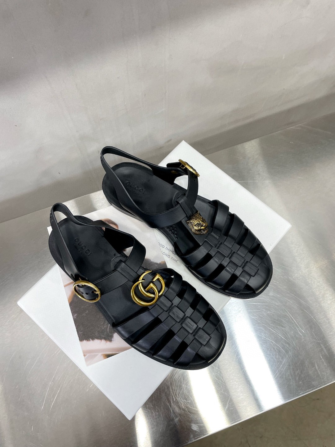 Gvc*1 Men’s Rubber Buckle Strap Sandal Black For Men 463463 J8700 1000