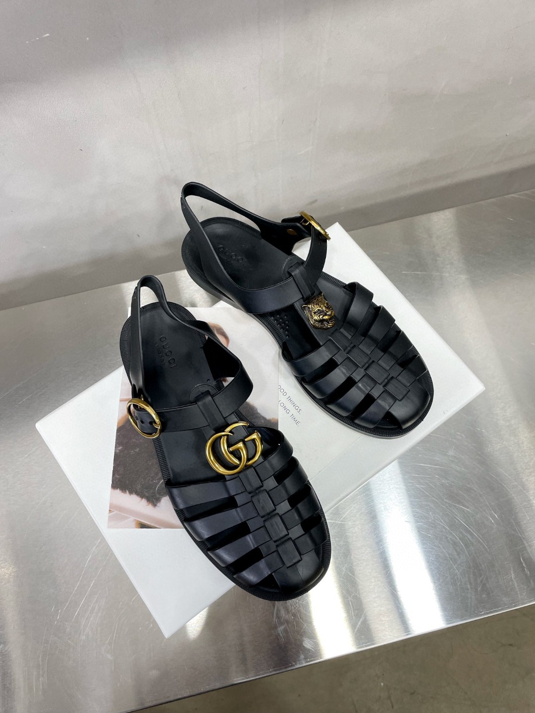 Gvc*1 Men’s Rubber Buckle Strap Sandal Black For Men 463463 J8700 1000