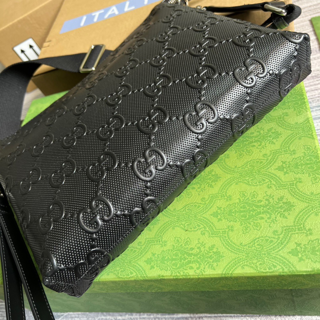 Gvc*1 GG Embossed Medium Messenger Bag Black GG Embossed For Men 12in/31cm GG 696009 1W3CN 1000