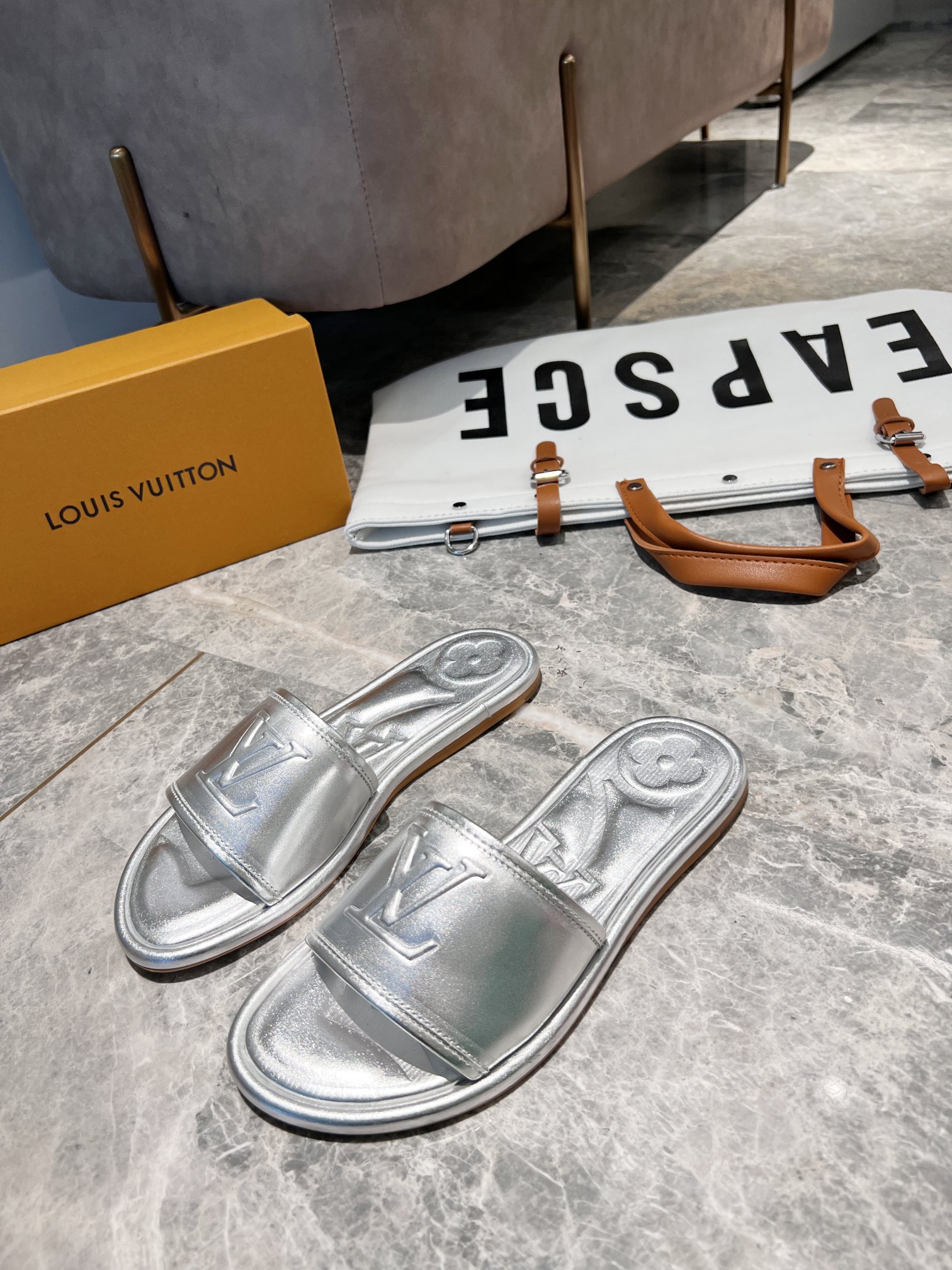 L0vis Vvtt0n Women’s Magnetic Flat Mule Sliver For Women LV 1AA1KZ