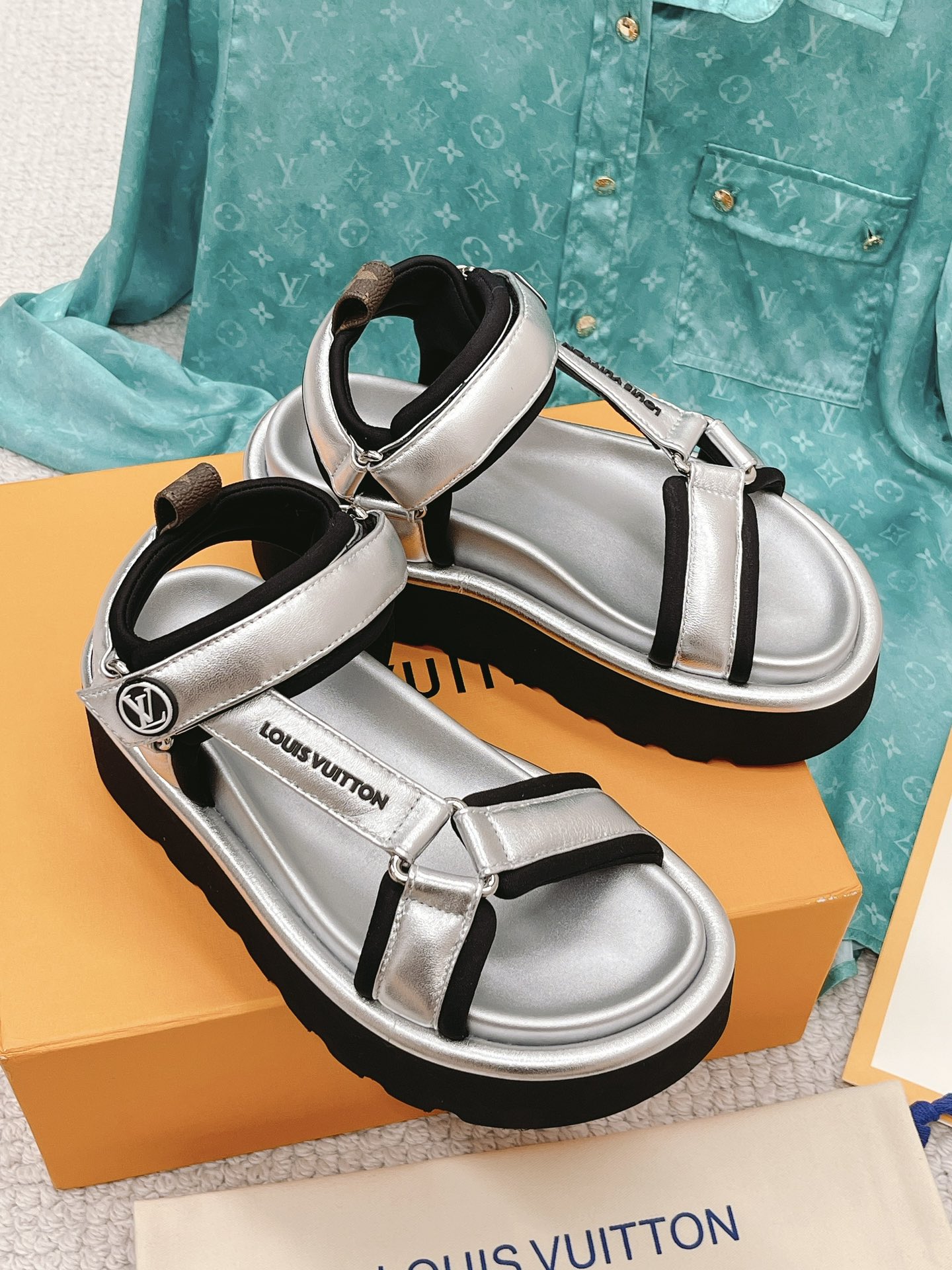 L0vis Vvtt0n Women’s Pool Pillow Flatform Comfort Sandal Sliver For Women LV 1AACHA