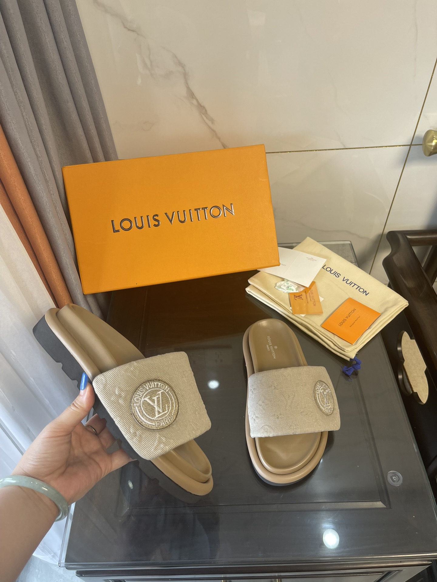 L0vis Vvtt0n Women’s Pool Pillow Comfort Flat Mule Beige For Women LV