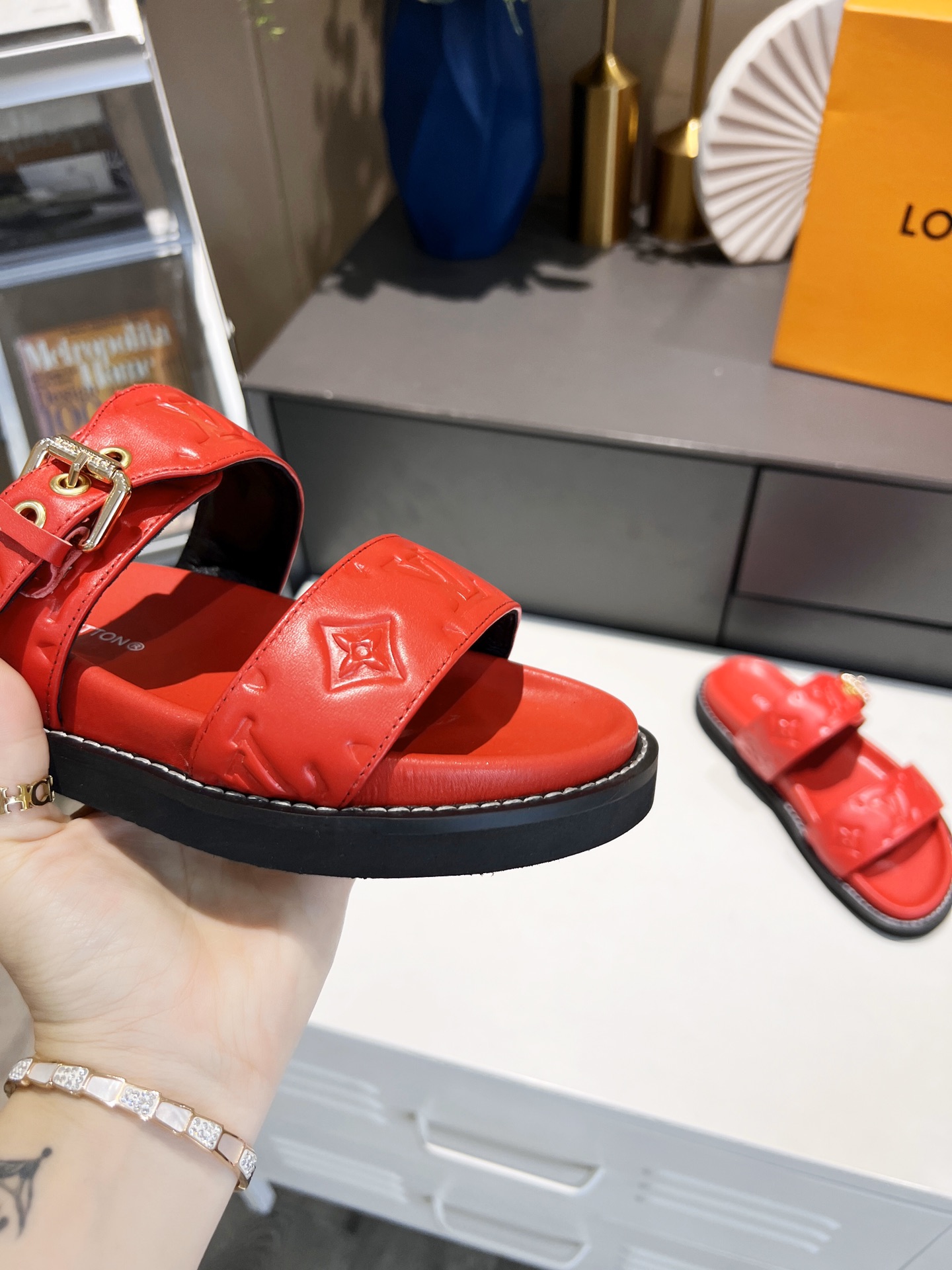 L0vis Vvtt0n Women’s Bom Dia Flat Mule Red For Women LV